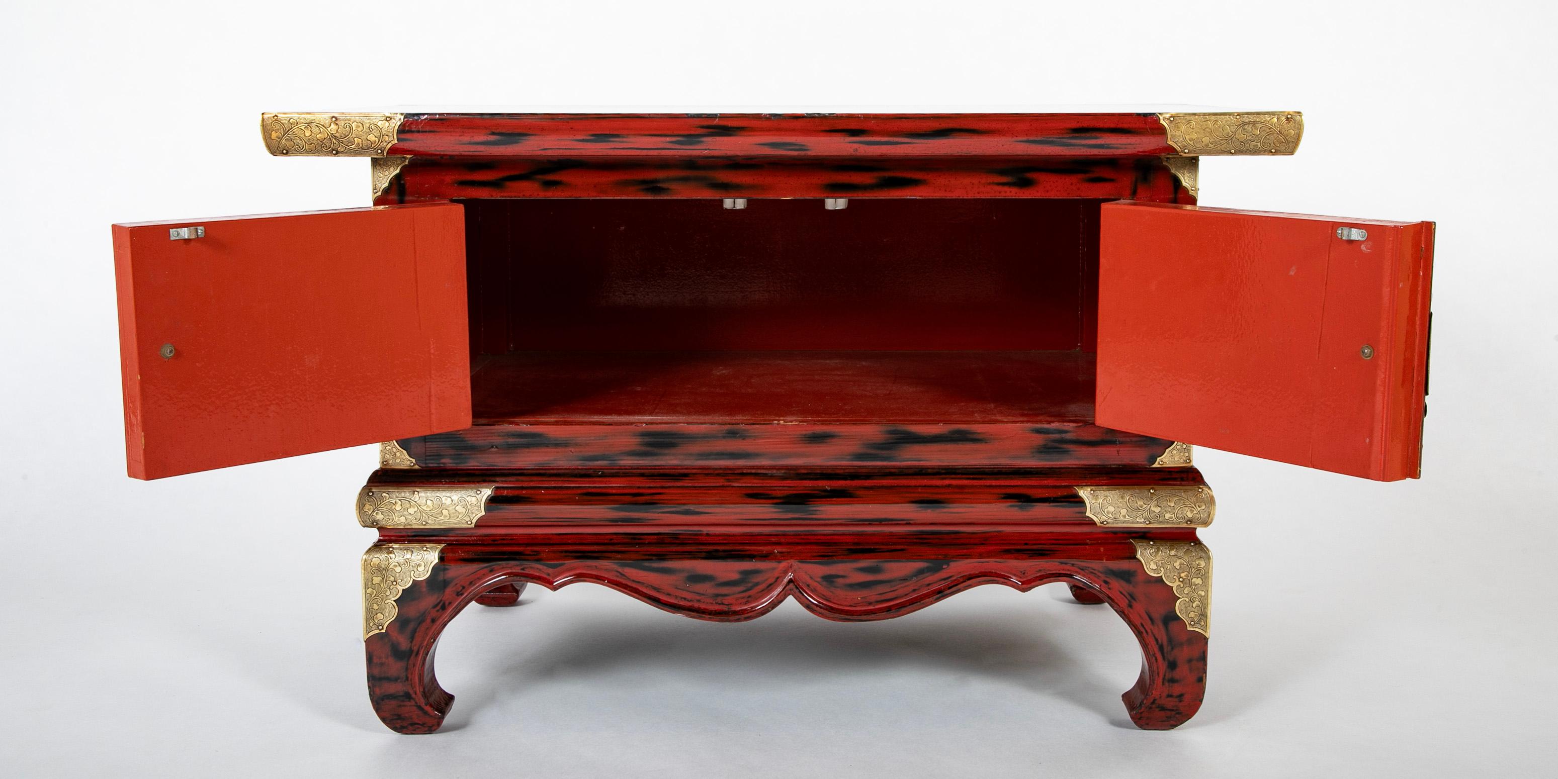 Pair Japanese Red and Black Lacquer Side Tables With Etched Brass Mounts For Sale 7