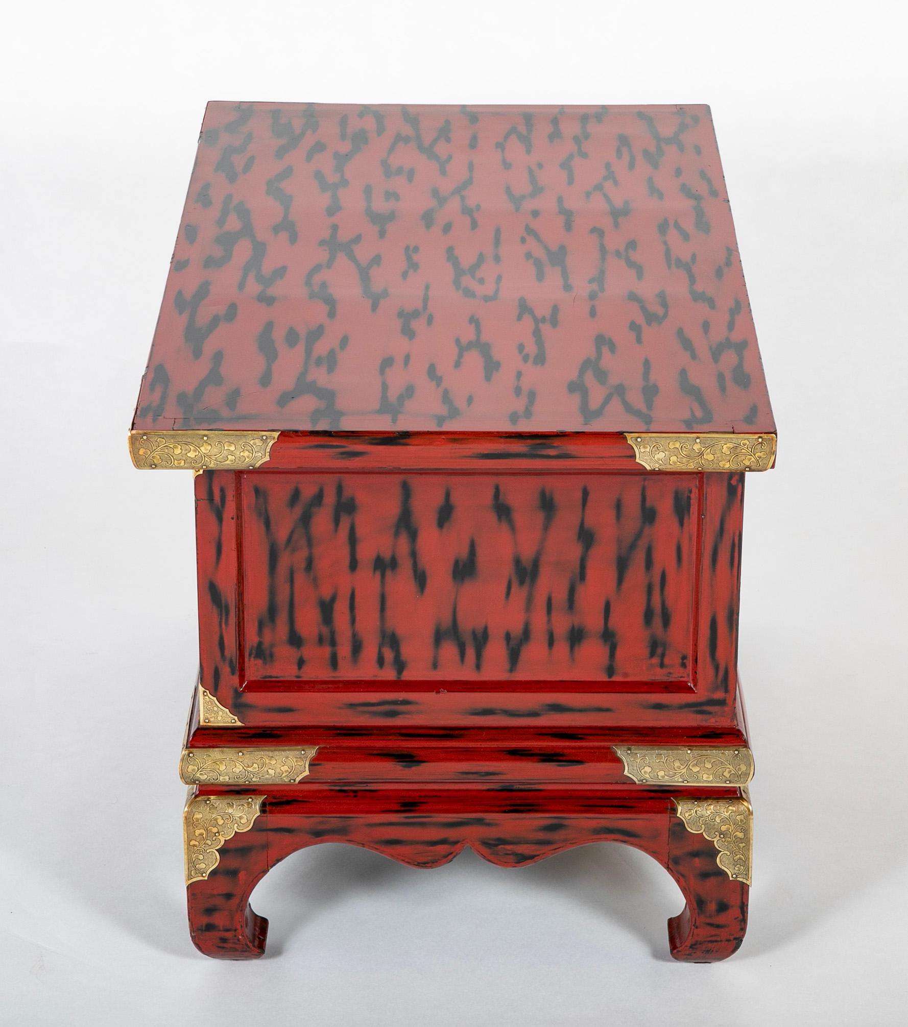 Pair Japanese Red and Black Lacquer Side Tables With Etched Brass Mounts For Sale 8