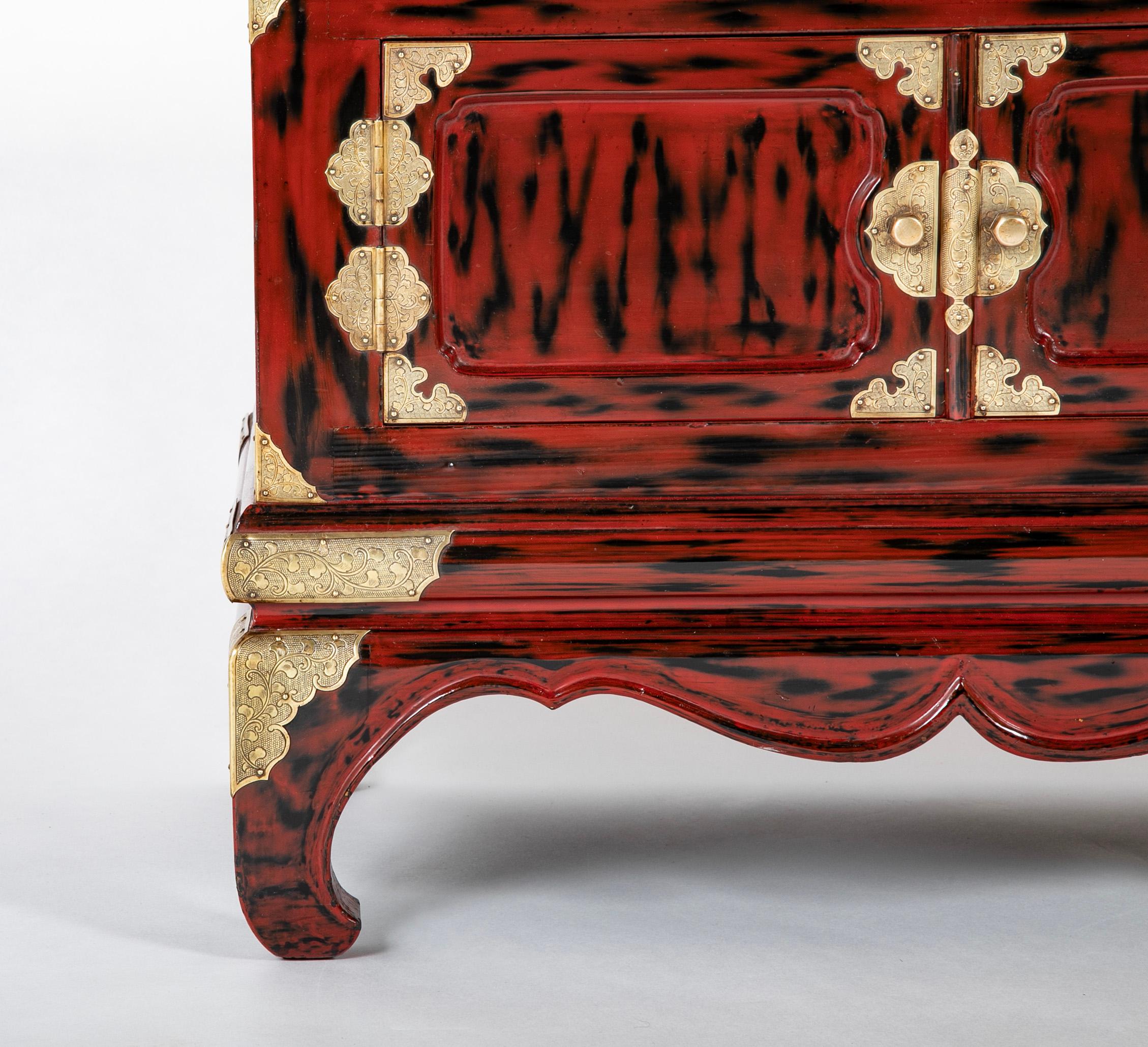 Pair Japanese Red and Black Lacquer Side Tables With Etched Brass Mounts For Sale 1