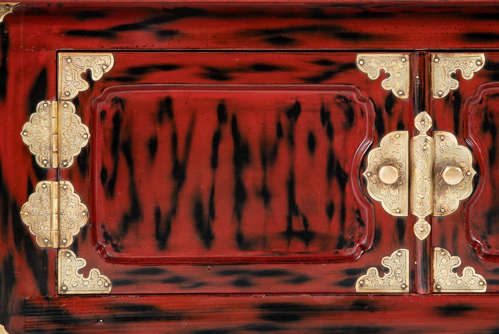 Paar japanische Beistelltische aus rotem und schwarzem Lack mit geätzten Messingbeschlägen (20. Jahrhundert) im Angebot
