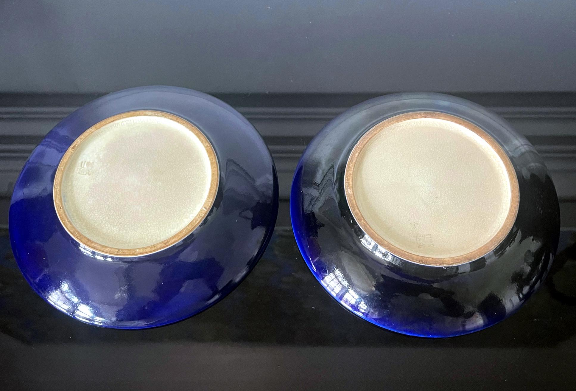 Paar japanische Satsuma-Teller mit Miniaturdekoration von Kinkozan (Glasiert) im Angebot