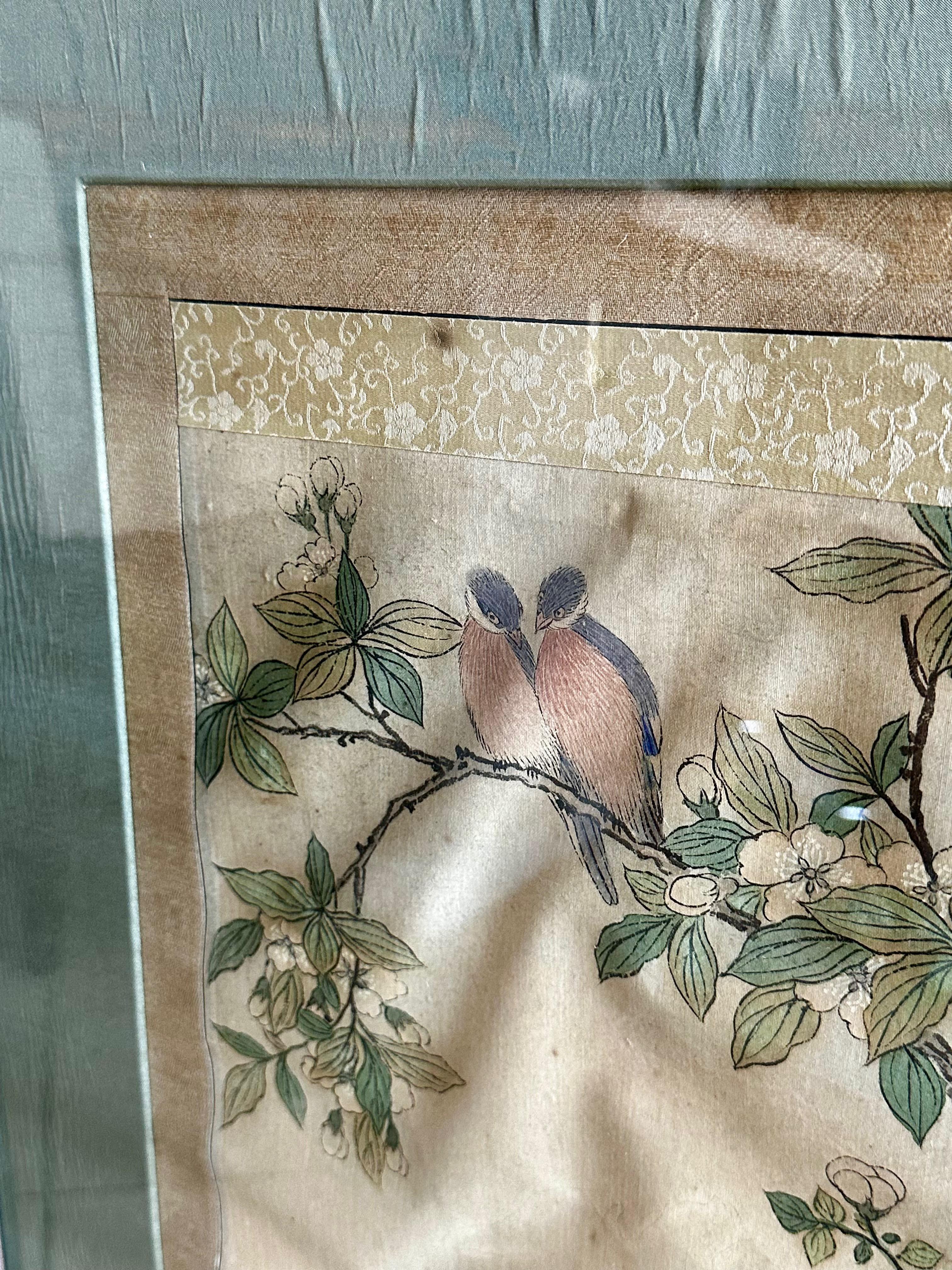 Pareja de cuadros chinos enmarcados en pergaminos de seda en venta 4