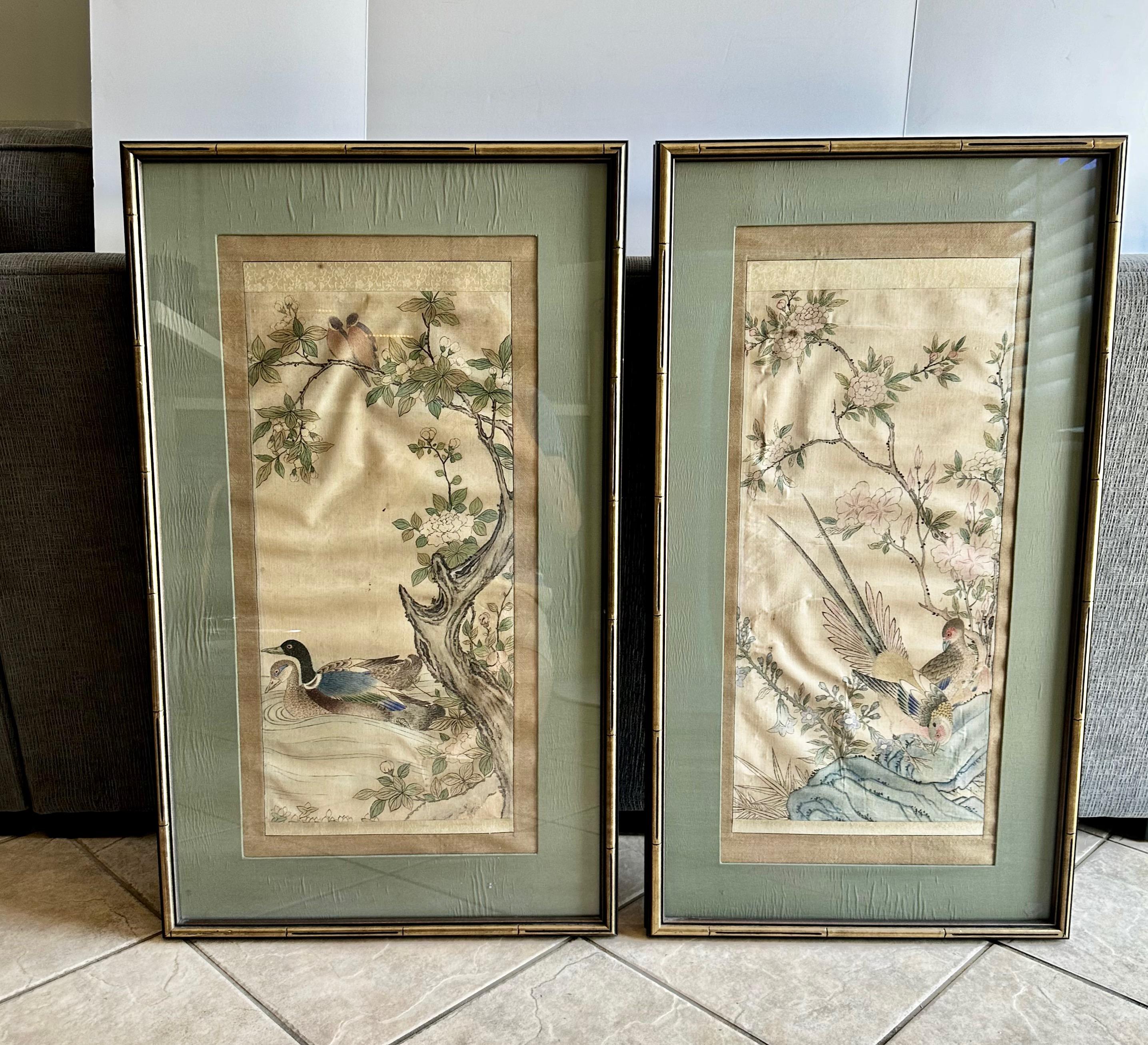Pareja de pinturas chinas en pergamino de seda de finales del siglo XIX que representan aves, árboles y follaje. Magníficamente montados en marcos de madera dorada de bambú sintético plateado y paspartú de seda.  