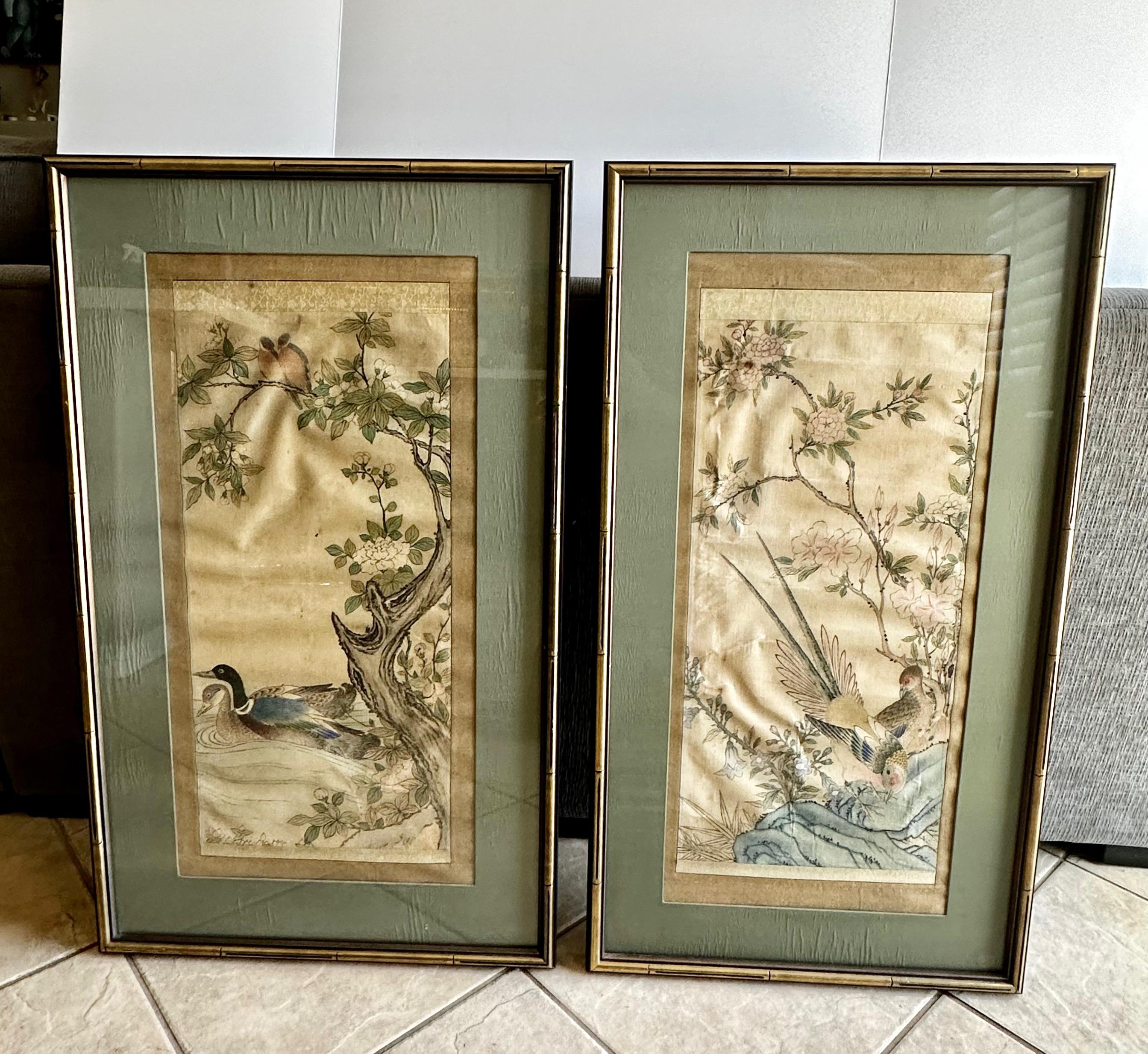 Pareja de cuadros chinos enmarcados en pergaminos de seda Chino en venta