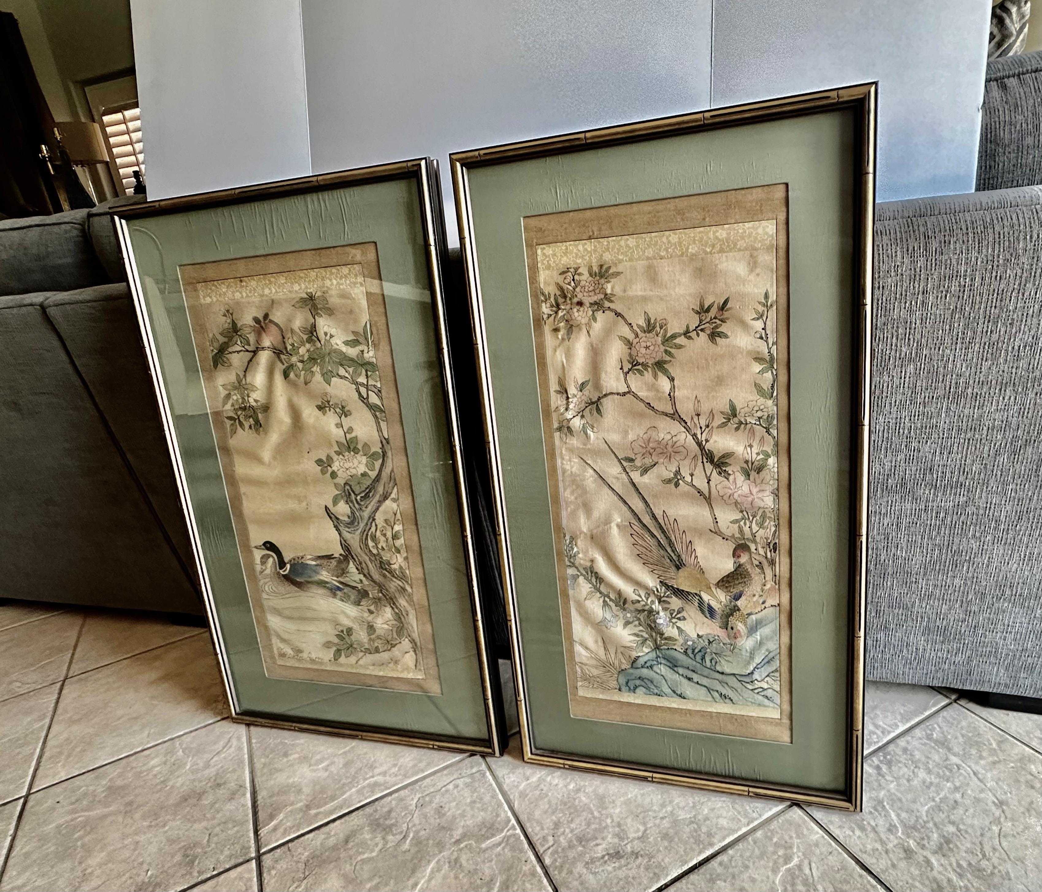 Pareja de cuadros chinos enmarcados en pergaminos de seda en Bueno estado para la venta en Palm Springs, CA