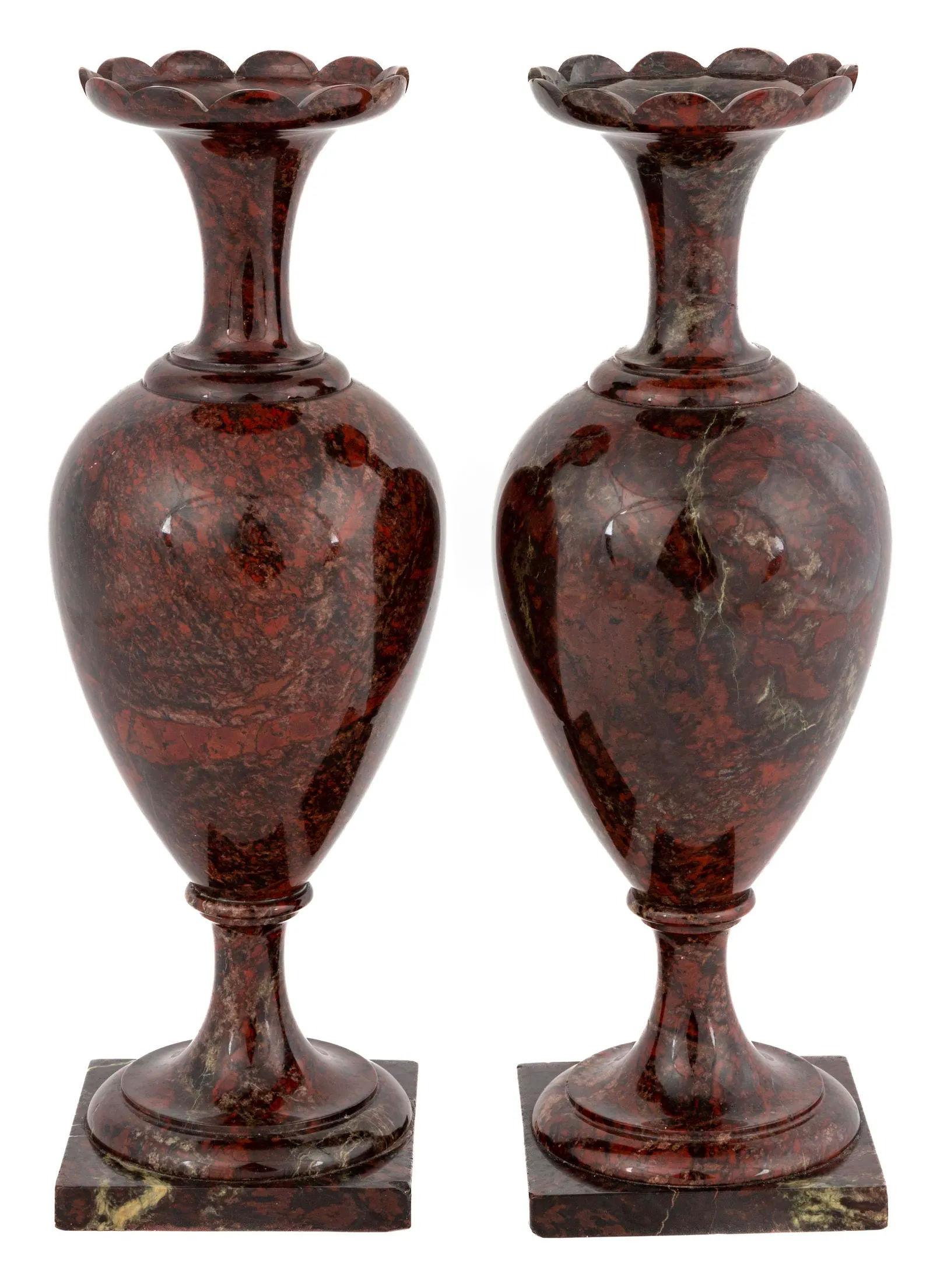 Notre paire de vases anciens est sculptée dans une pierre de jaspe brun rougeâtre et date de la fin du XIXe siècle. En bon état, avec des éraflures et de petits éclats sur les bases.