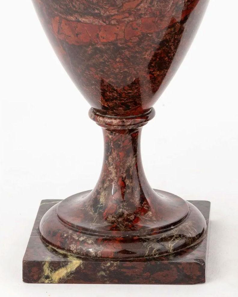 Sculpté à la main Paire de vases en pierre de jaspe en vente