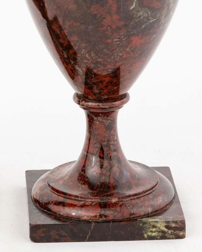 XIXe siècle Paire de vases en pierre de jaspe en vente