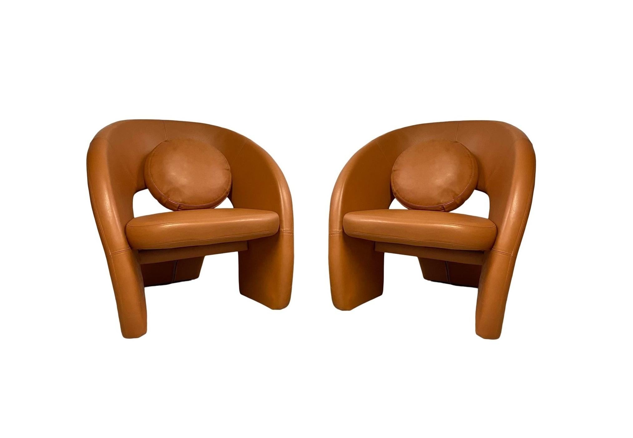 Canadien Paire de chaises Jaymar en cuir cognac en vente