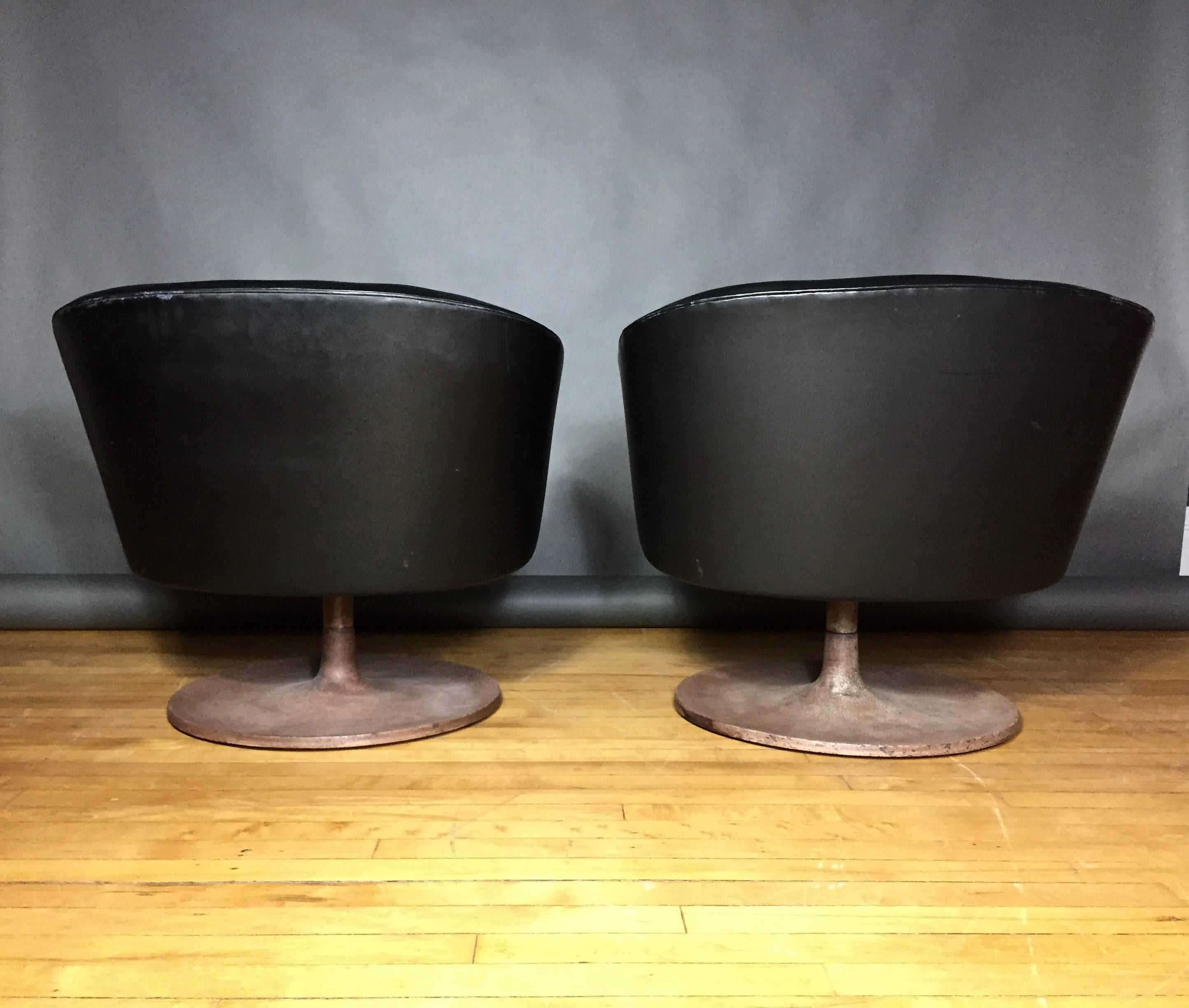 Pair of Jens Risom Barrel-Back Swivel Chairs in Naugahyde, 1960s In Good Condition In Hudson, NY
