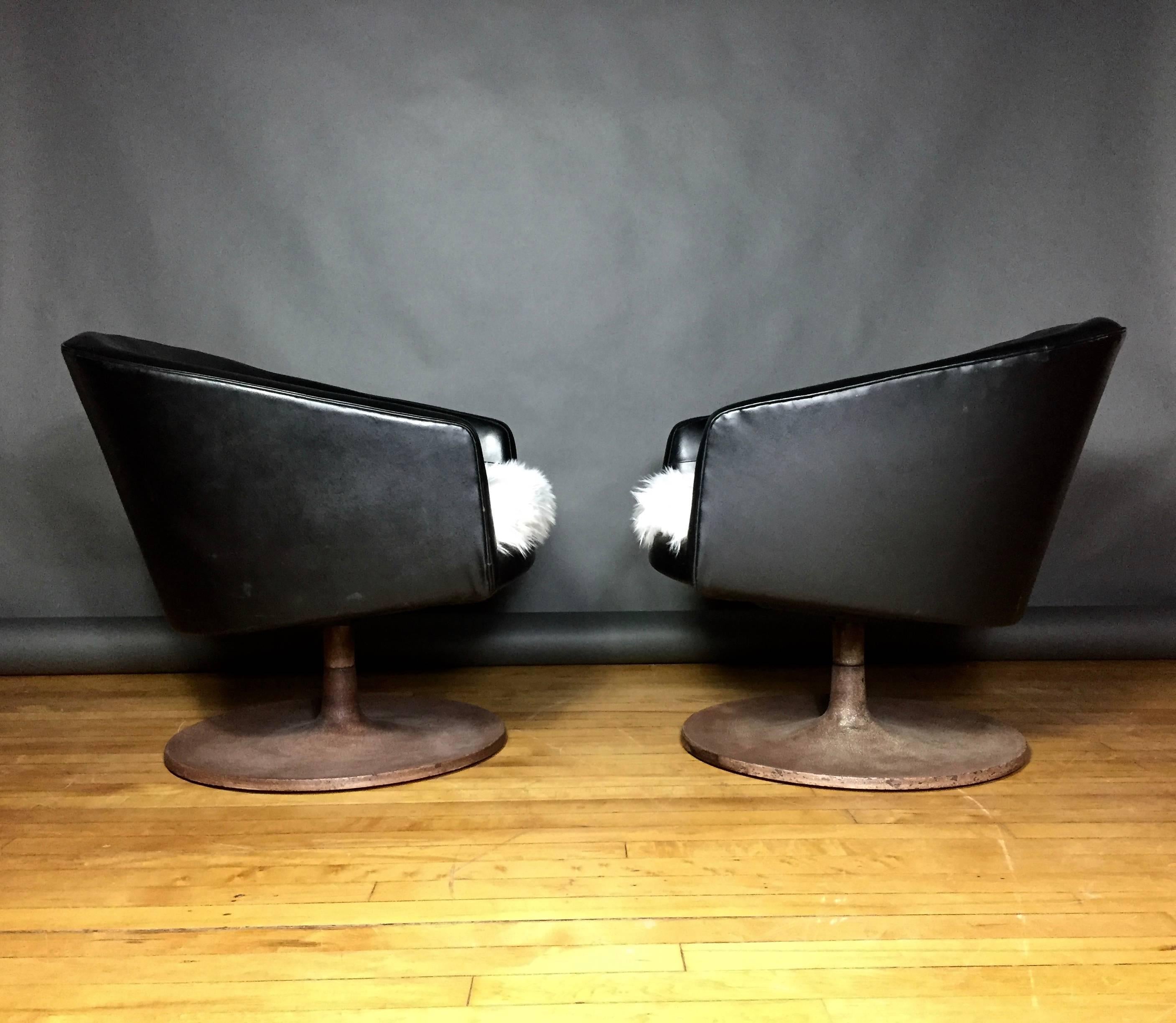 Mid-20th Century Pair of Jens Risom Barrel-Back Swivel Chairs in Naugahyde, 1960s