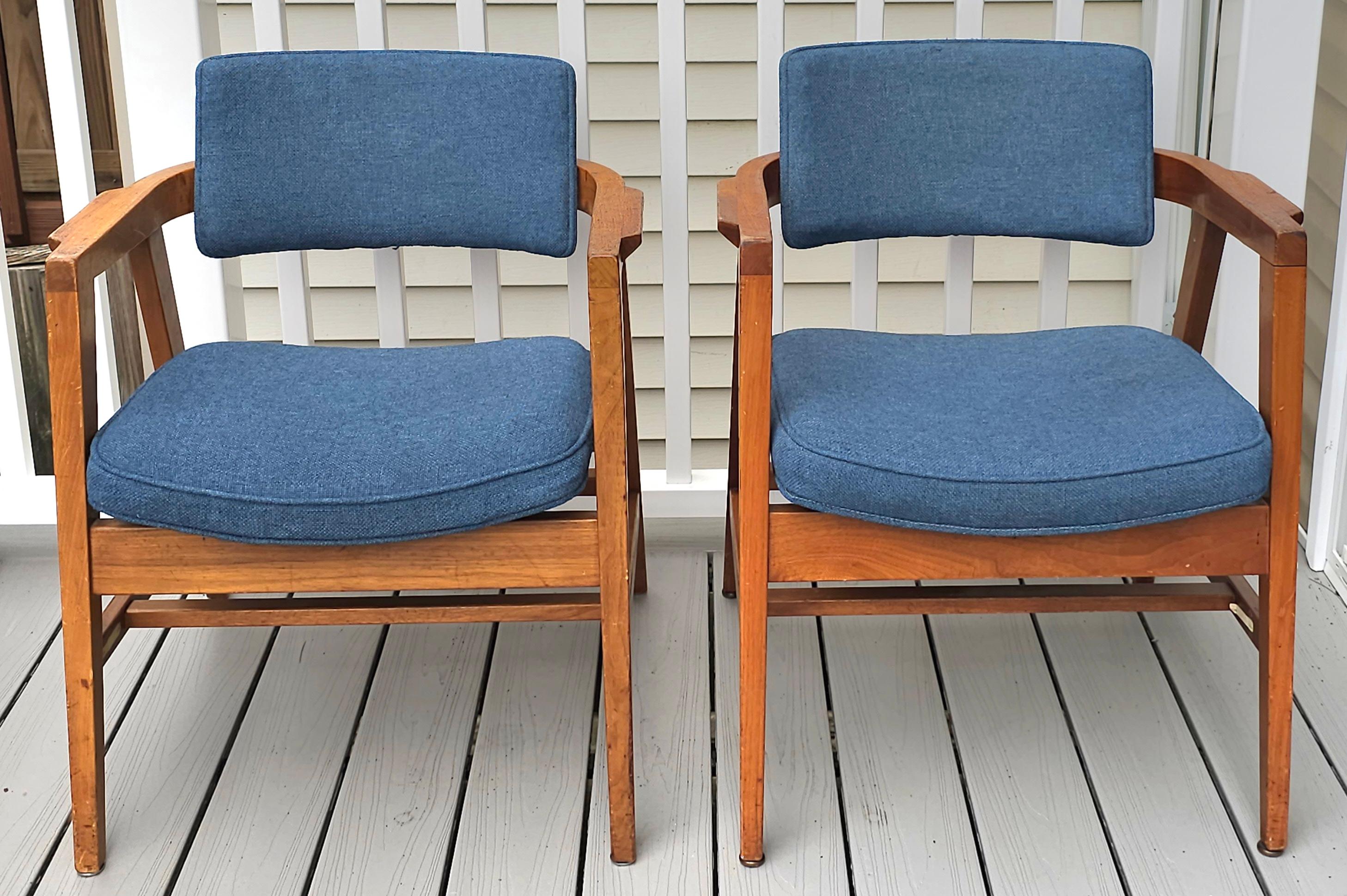 Paire de chaises de salon en noyer massif, style Jens Risom, du milieu du siècle, par Gunlocke, édition limitée, numérotée.
Mesure 23,75