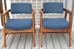 Paar Loungesessel aus massivem Nussbaumholz im Jens Risom-Stil von Gunlocke, nummeriert