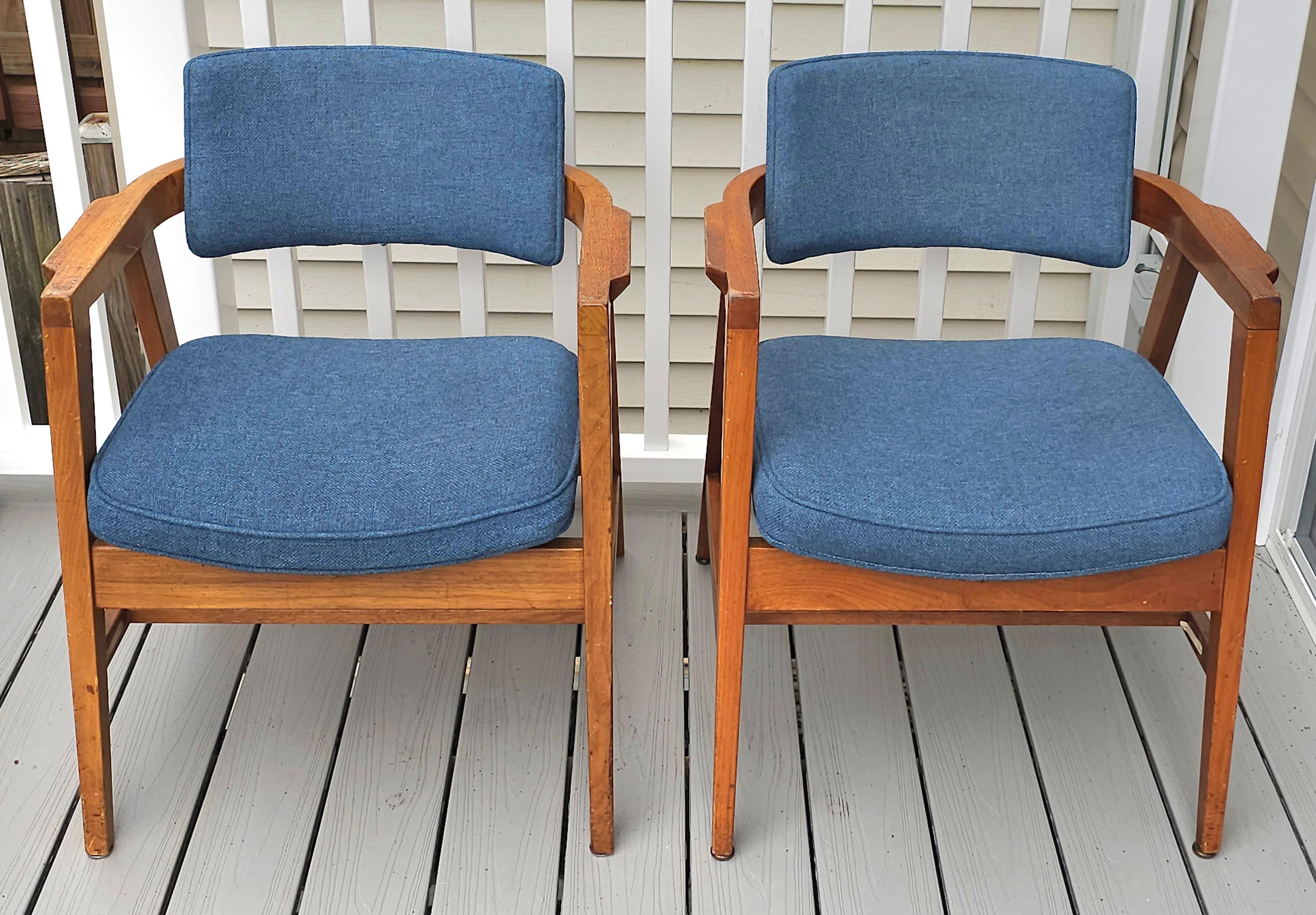 Mid-Century Modern Paire de chaises de salon en noyer massif de style Jens Risom par Gunlocke, numérotée en vente