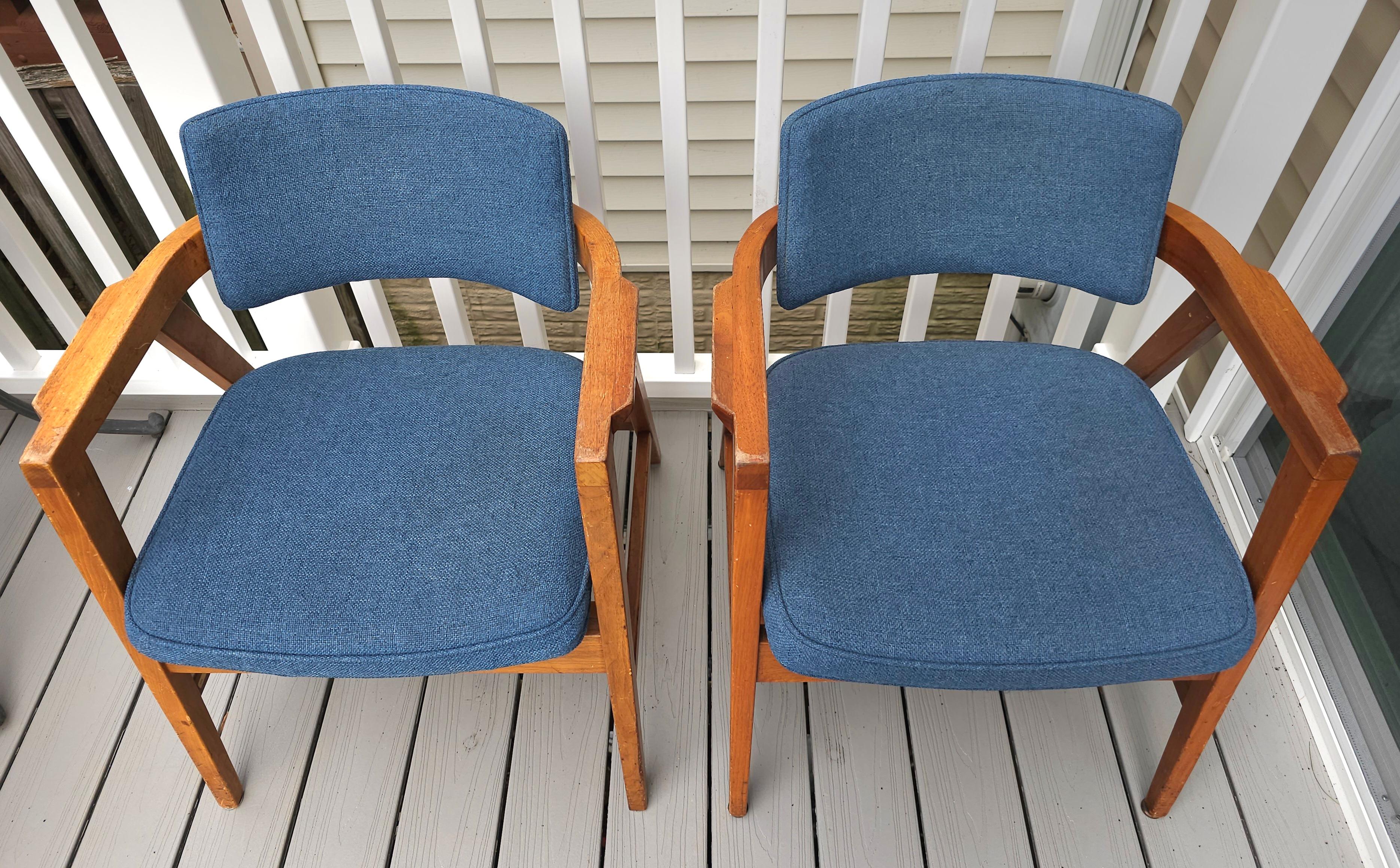 Américain Paire de chaises de salon en noyer massif de style Jens Risom par Gunlocke, numérotée en vente