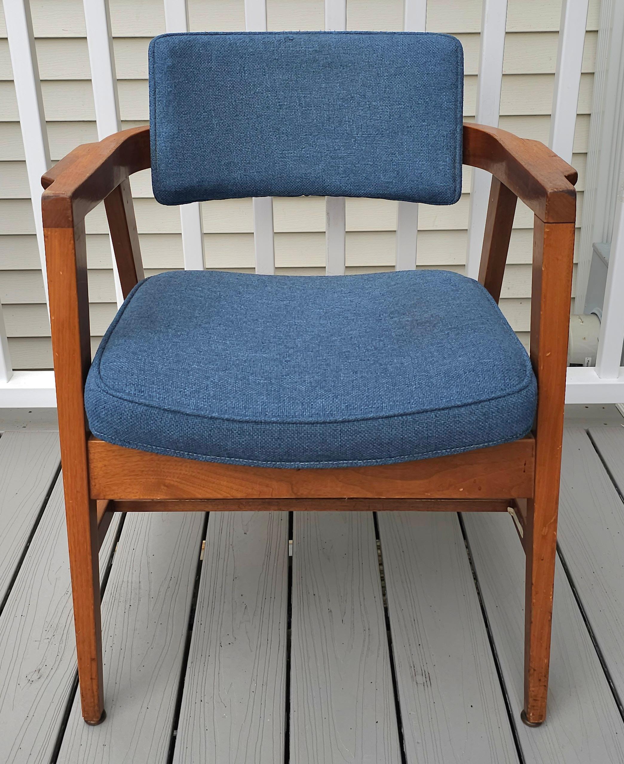 Autre Paire de chaises de salon en noyer massif de style Jens Risom par Gunlocke, numérotée en vente