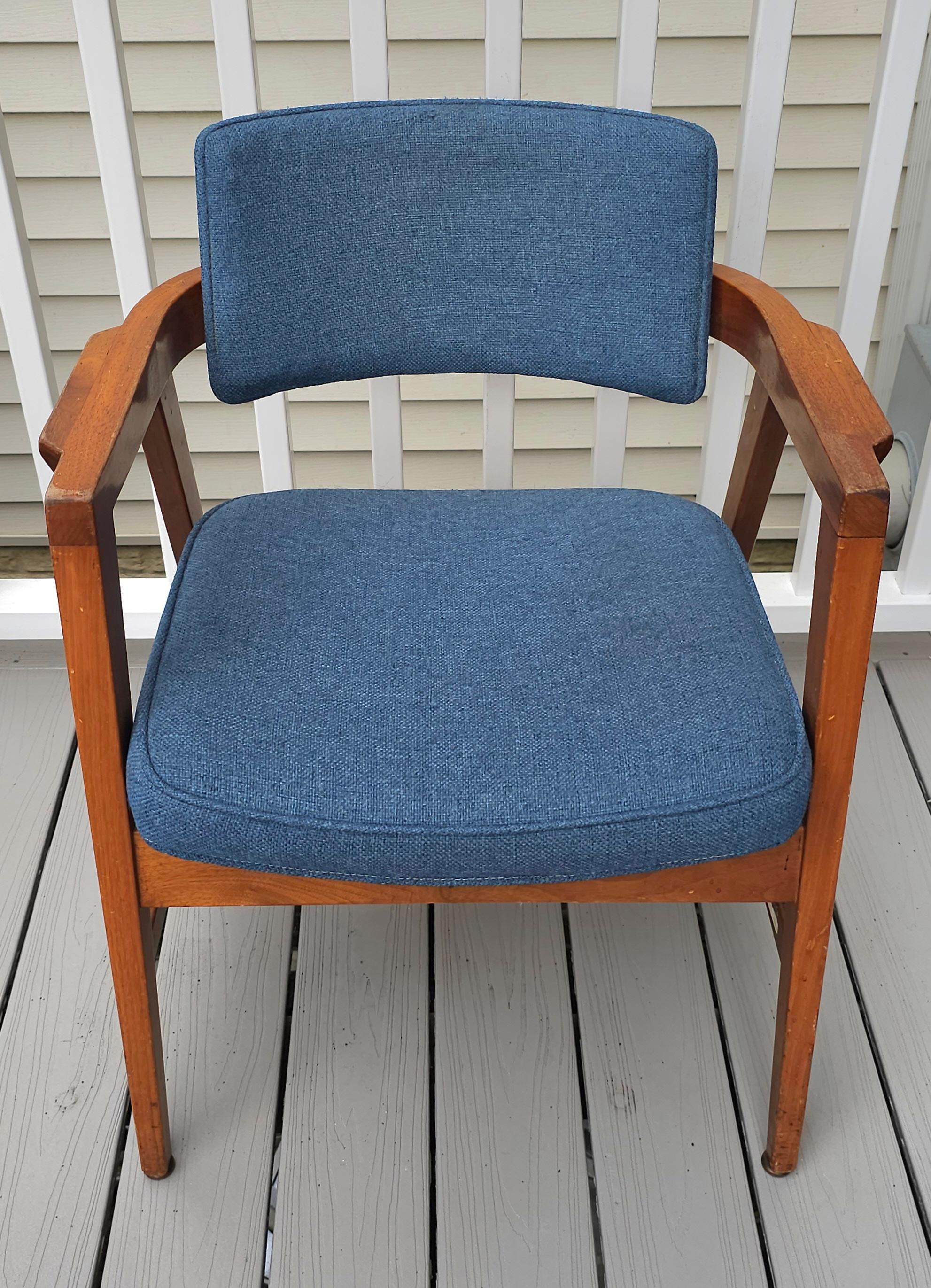 Paire de chaises de salon en noyer massif de style Jens Risom par Gunlocke, numérotée Bon état - En vente à Germantown, MD