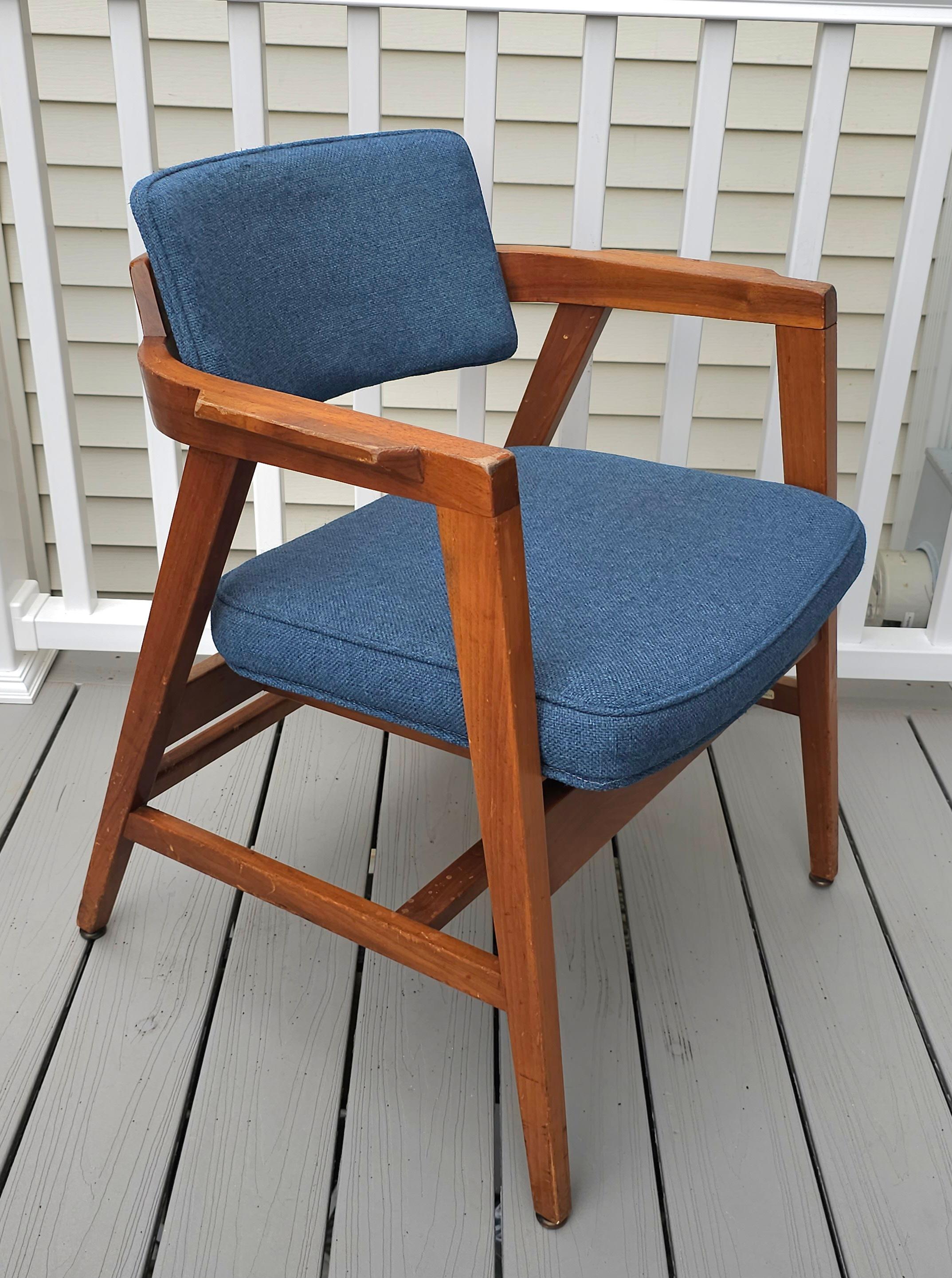 20ième siècle Paire de chaises de salon en noyer massif de style Jens Risom par Gunlocke, numérotée en vente