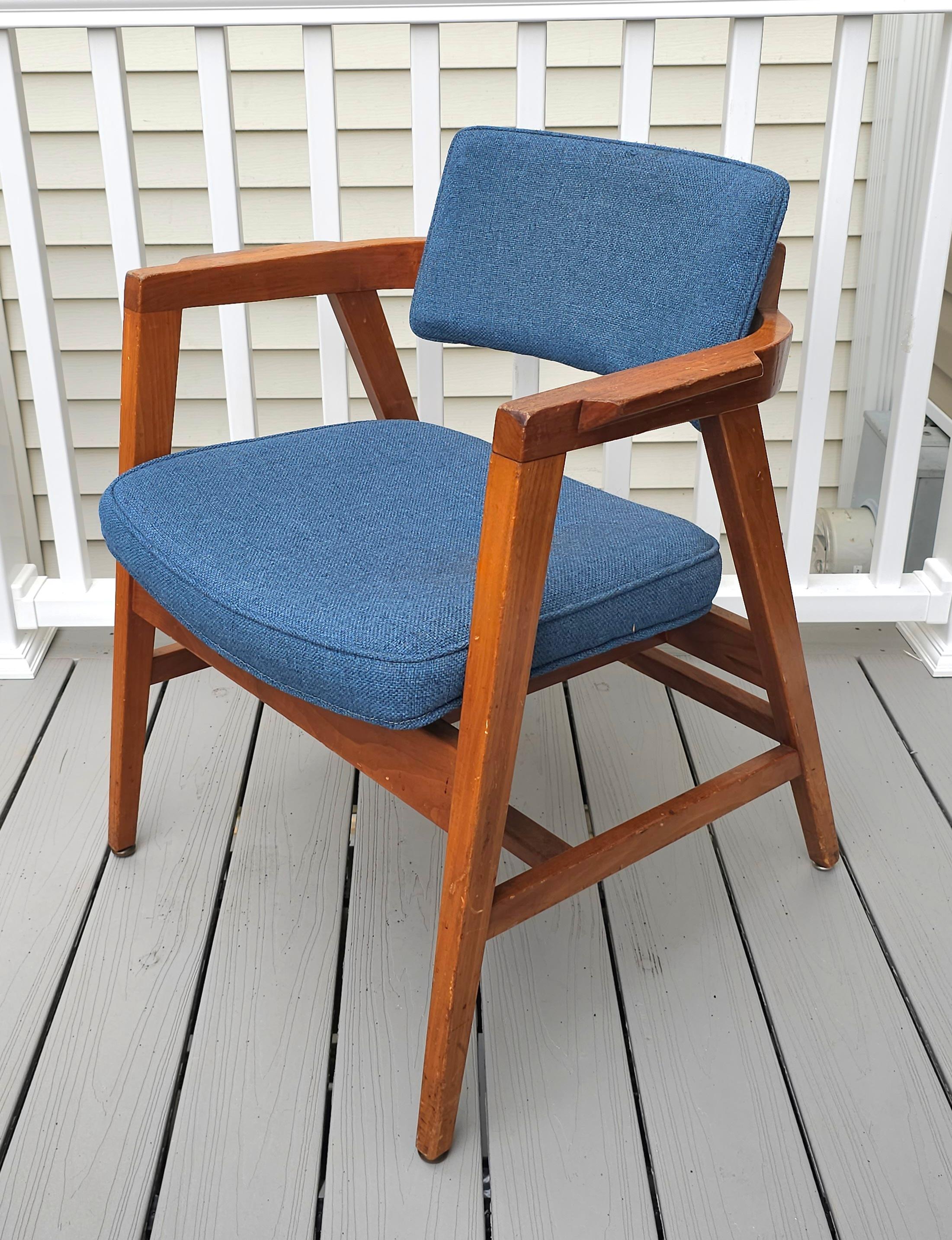 Tissu d'ameublement Paire de chaises de salon en noyer massif de style Jens Risom par Gunlocke, numérotée en vente