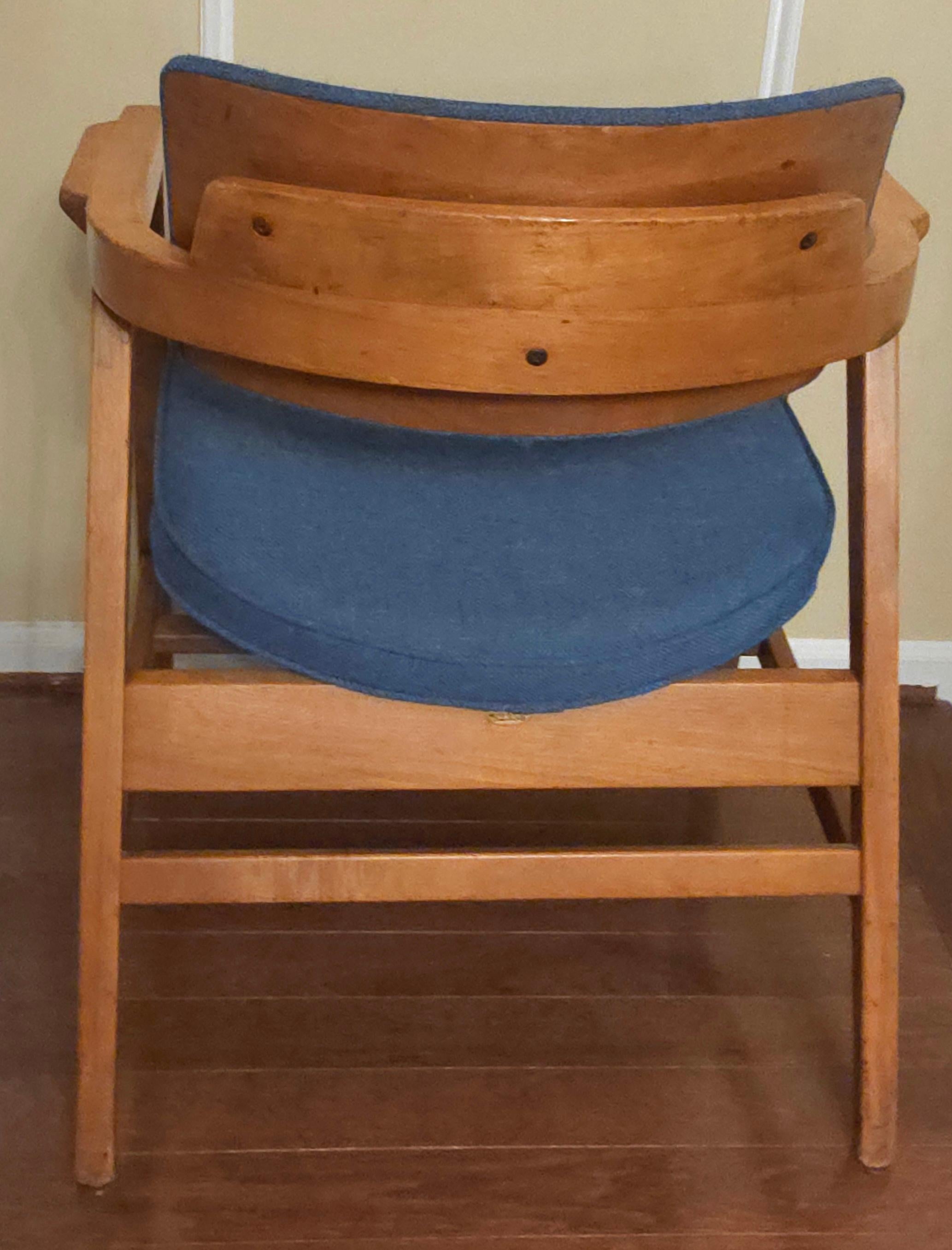 Paire de chaises de salon en noyer massif de style Jens Risom par Gunlocke, numérotée en vente 1