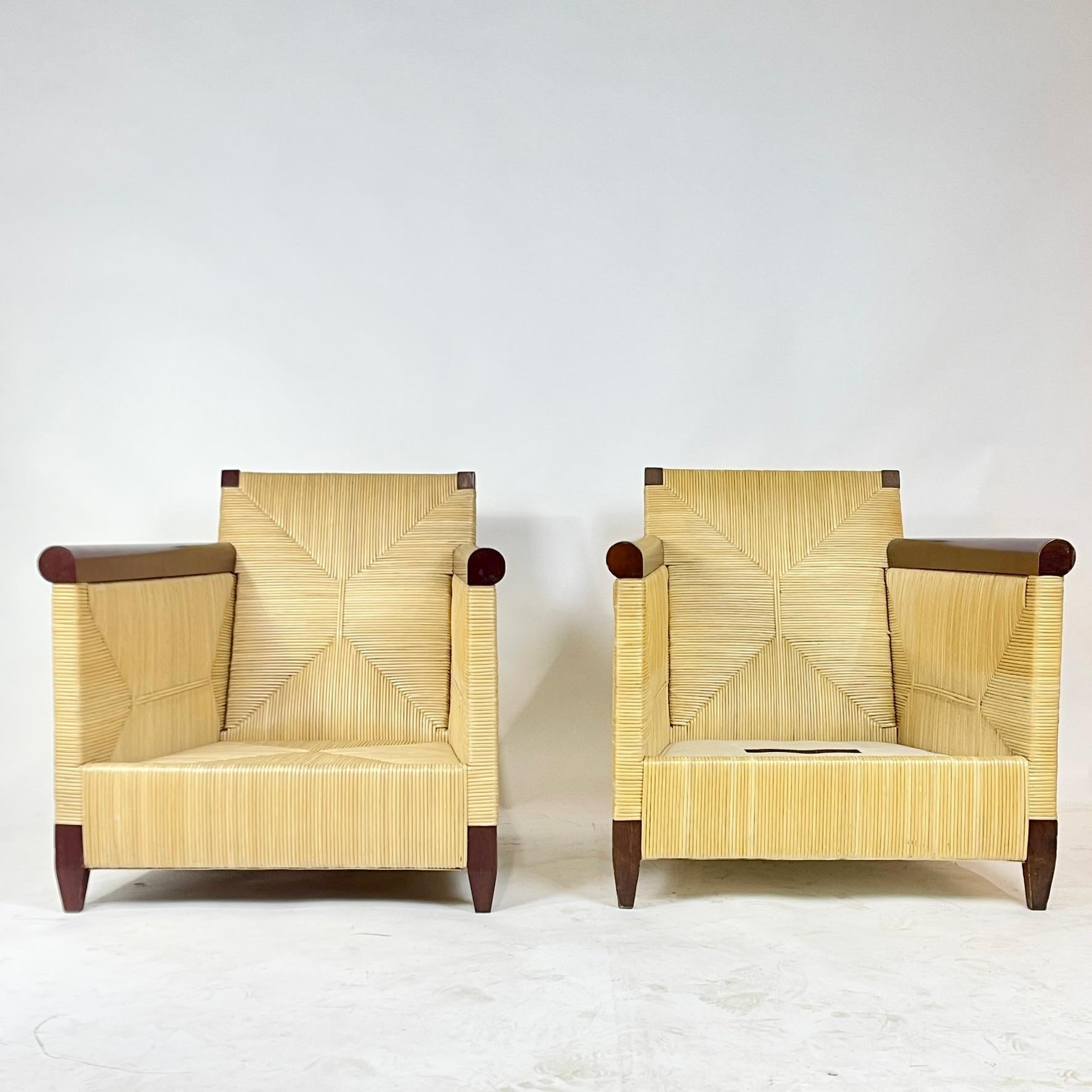 Paire absolument magnifique de chaises longues Coastal vintage conçues par John Hutton pour Donghia. Les chaises sont imprimées sur la base et l'une d'entre elles porte une étiquette de Donghia sous le coussin d'assise. Ces chaises sont absolument