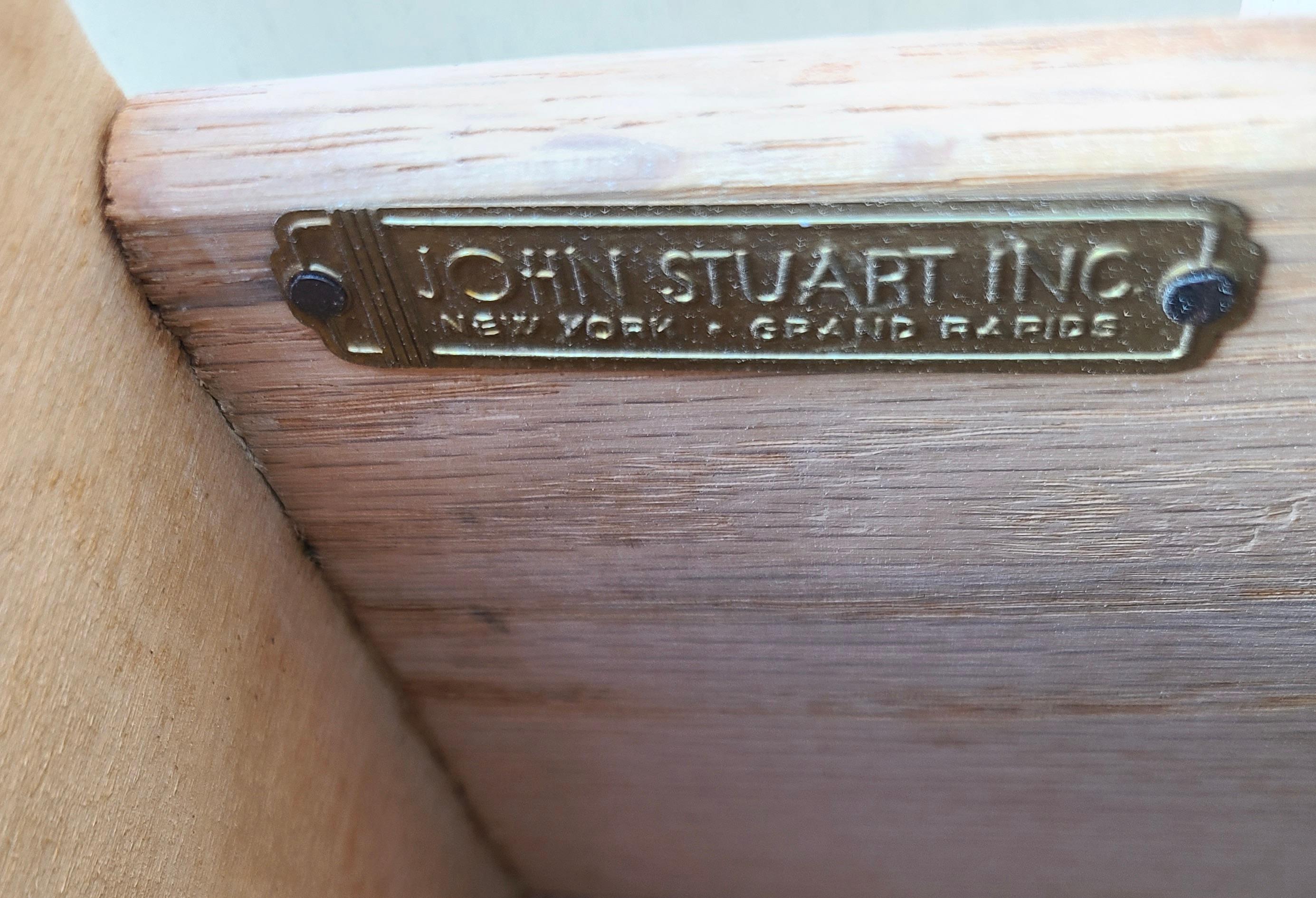 Coppia di comodini a 3 cassetti John Stuart, stile Mid Century Modern di Paul Frankl in vendita 9