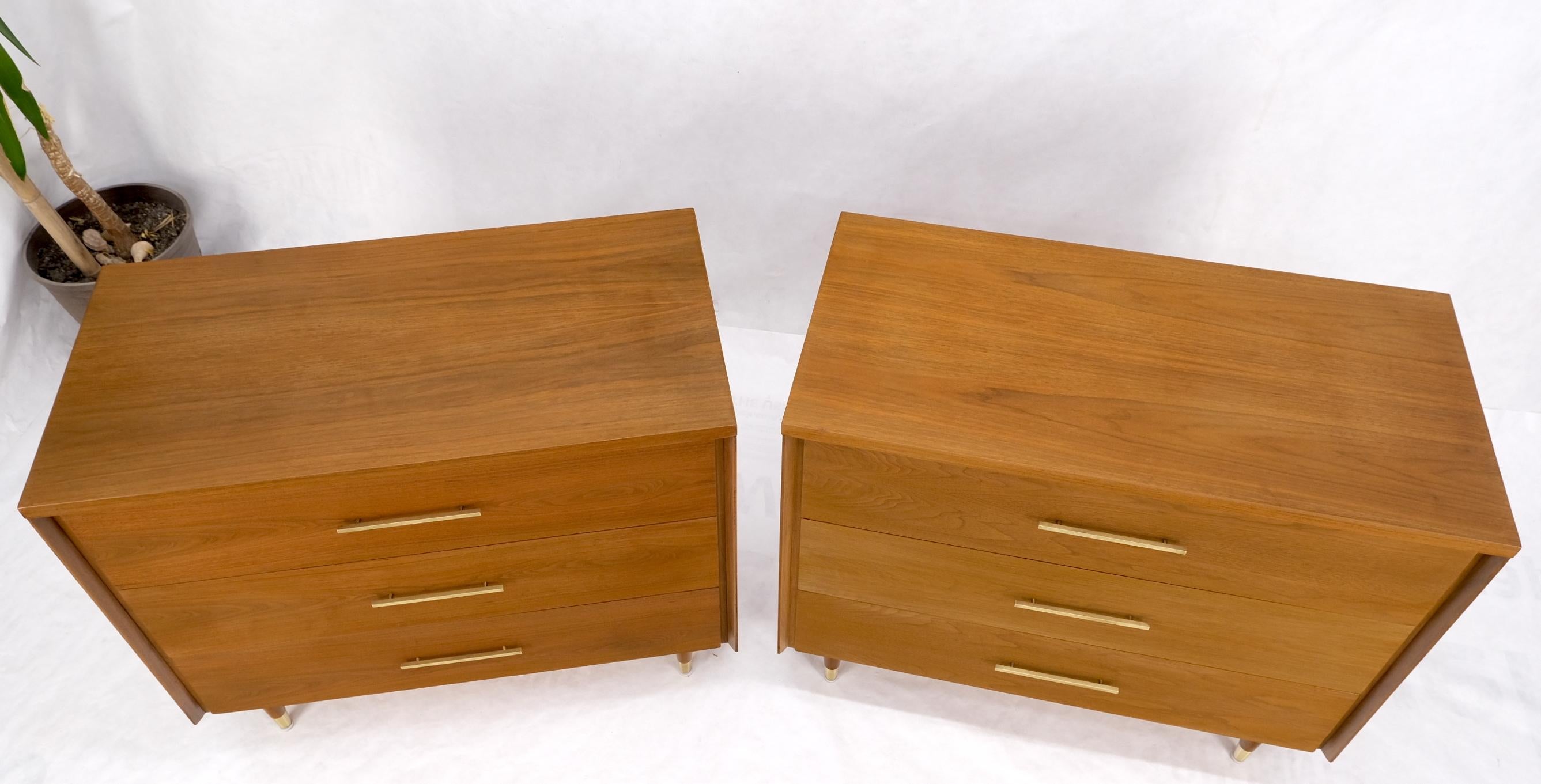 Pair John Stuart Refinished 3 Drawer Bachelor Chests Dressers W/ Long Brass Pull For Sale 12