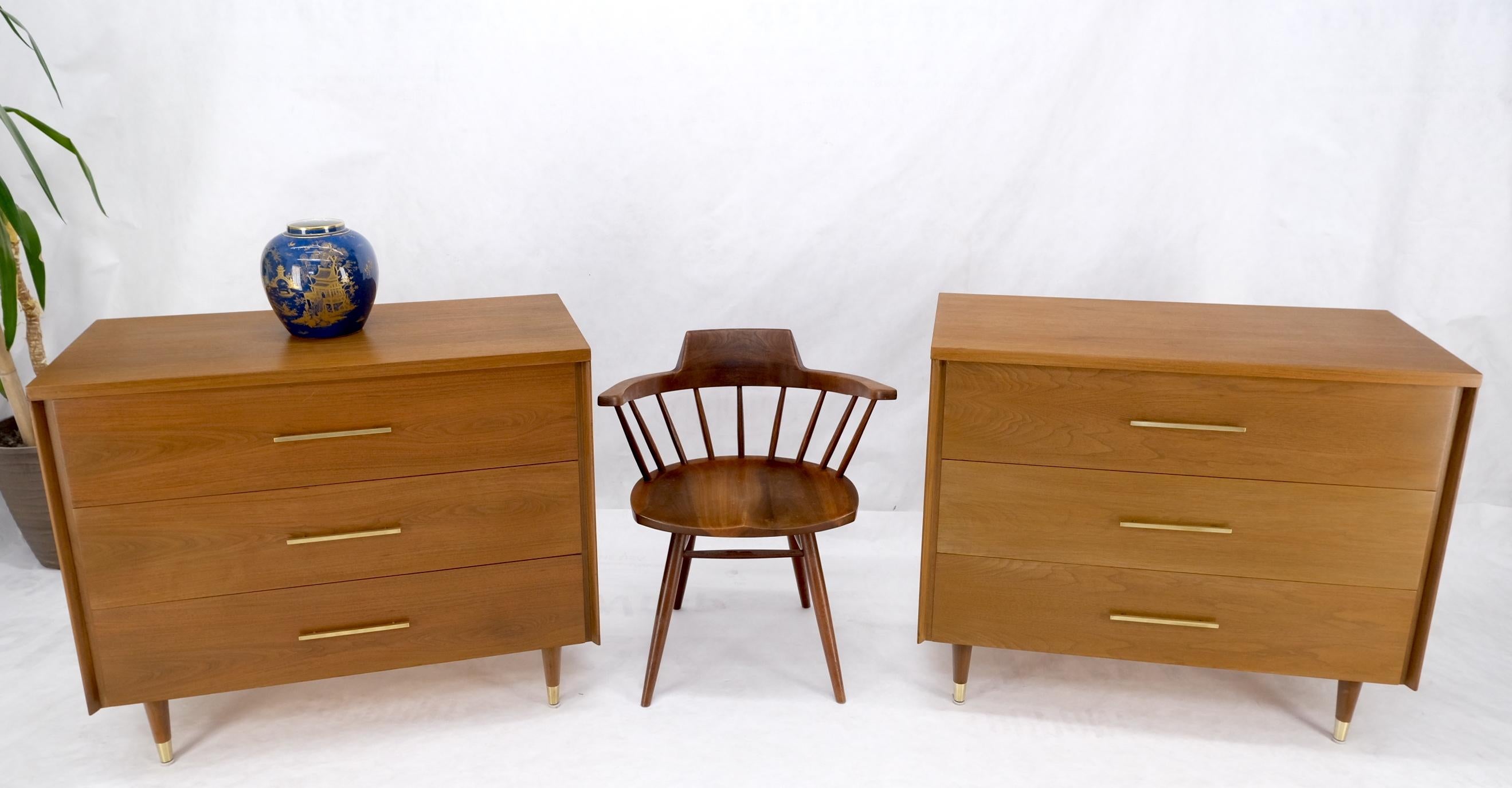 Mid-Century moderno Coppia di comò a 3 cassetti per scapoli di John Stuarts rifiniti con un lungo tirante in ottone in vendita