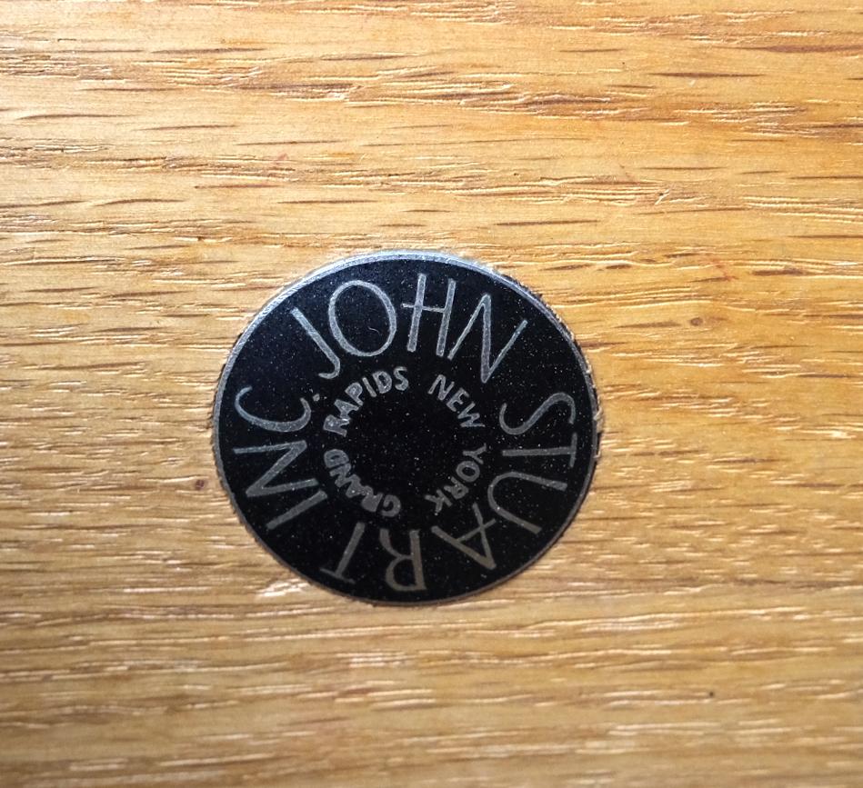 Ottone Coppia di comò a 3 cassetti per scapoli di John Stuarts rifiniti con un lungo tirante in ottone in vendita