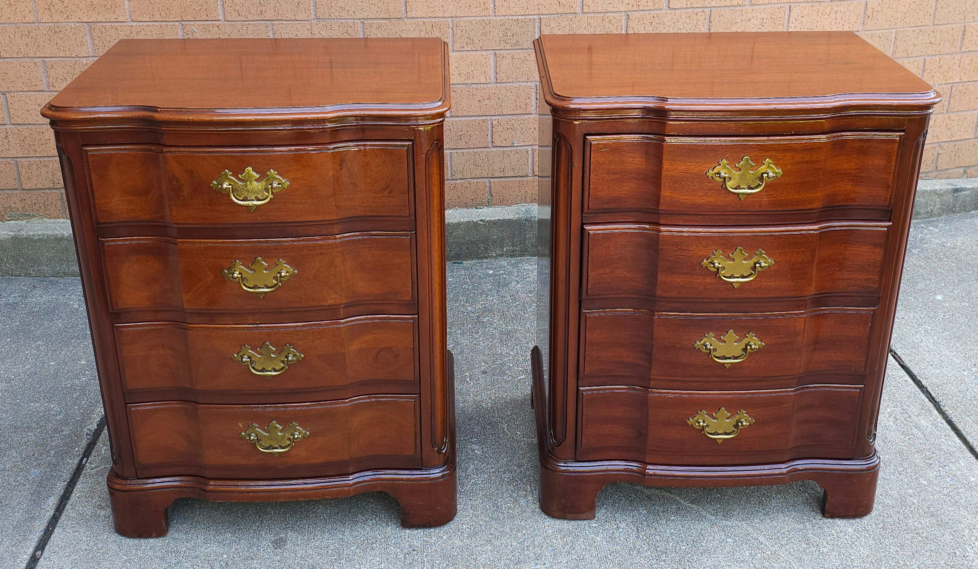 A Pair of John Widdicomb Co. George III Style Block Front Mahogany Bedside Chests / Nightstands. Measure 21