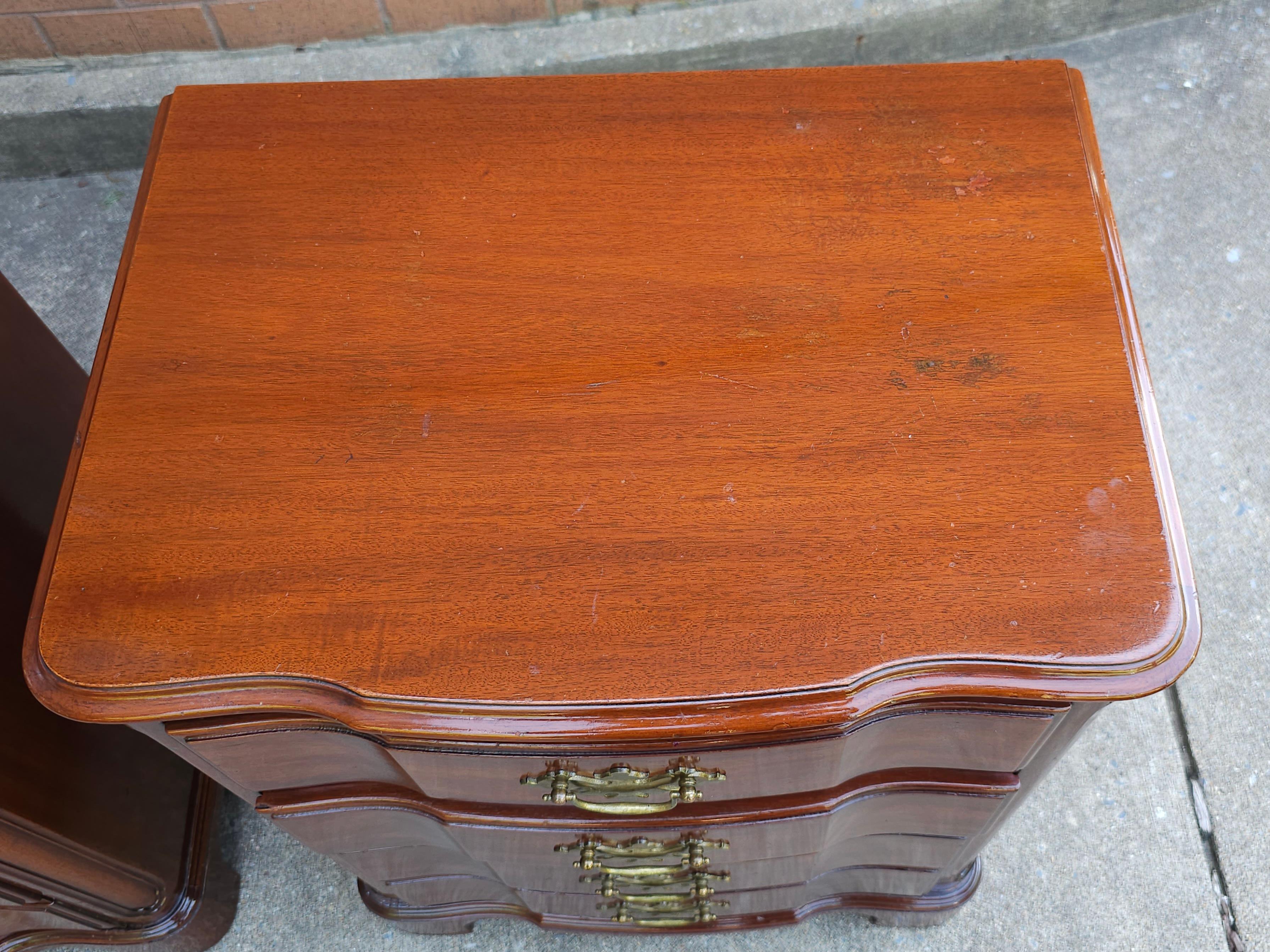 Pair John Widdicomb Co. George III Style Block Front Mahogany Chests  In Good Condition For Sale In Germantown, MD