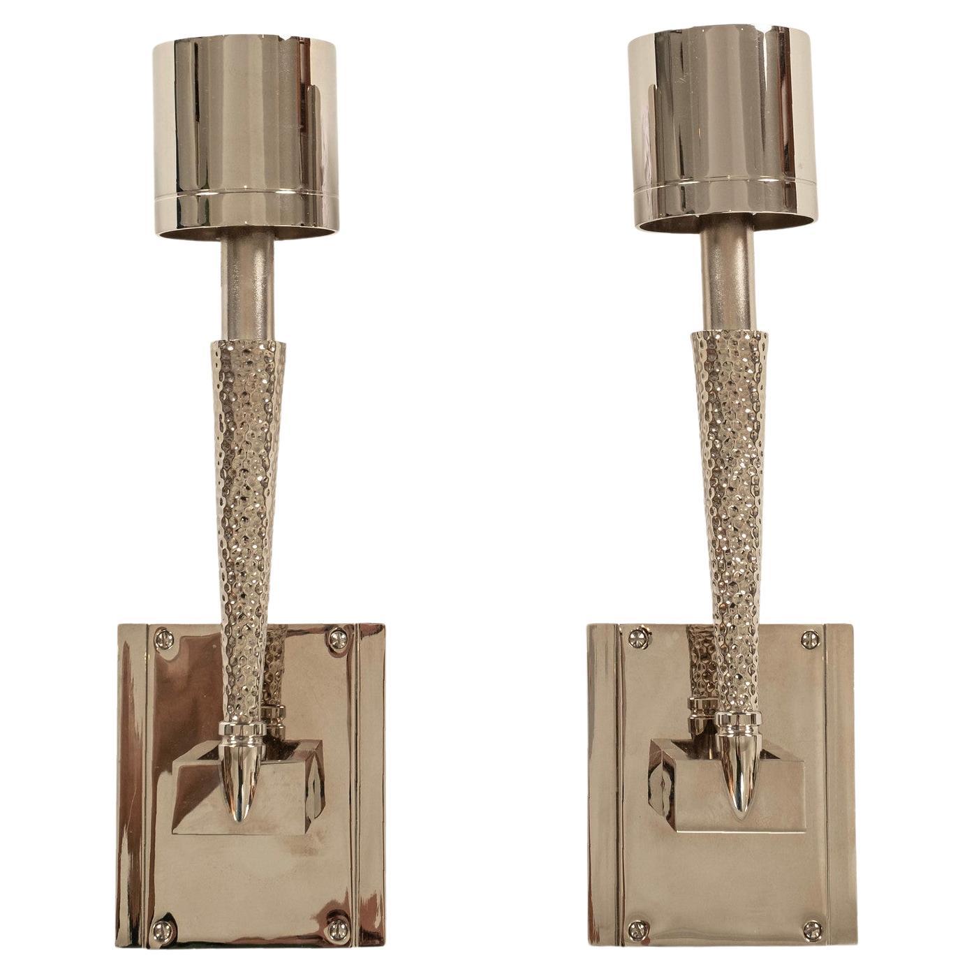 Paar Jonathan Browning Fackel-Wandleuchter aus gehämmertem Nickel und Messing
