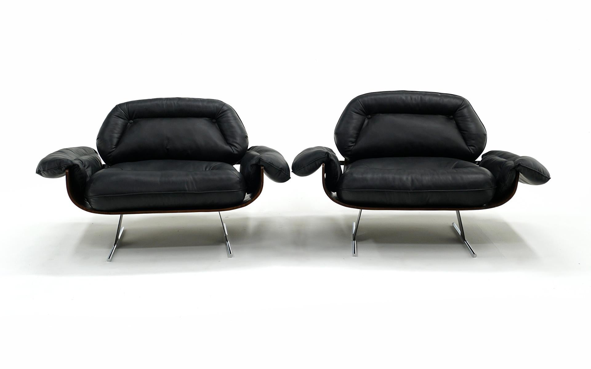 Mid-Century Modern Paire de chaises de salon Jorge Zalszupin en cuir noir et bois de rose brésilien  en vente