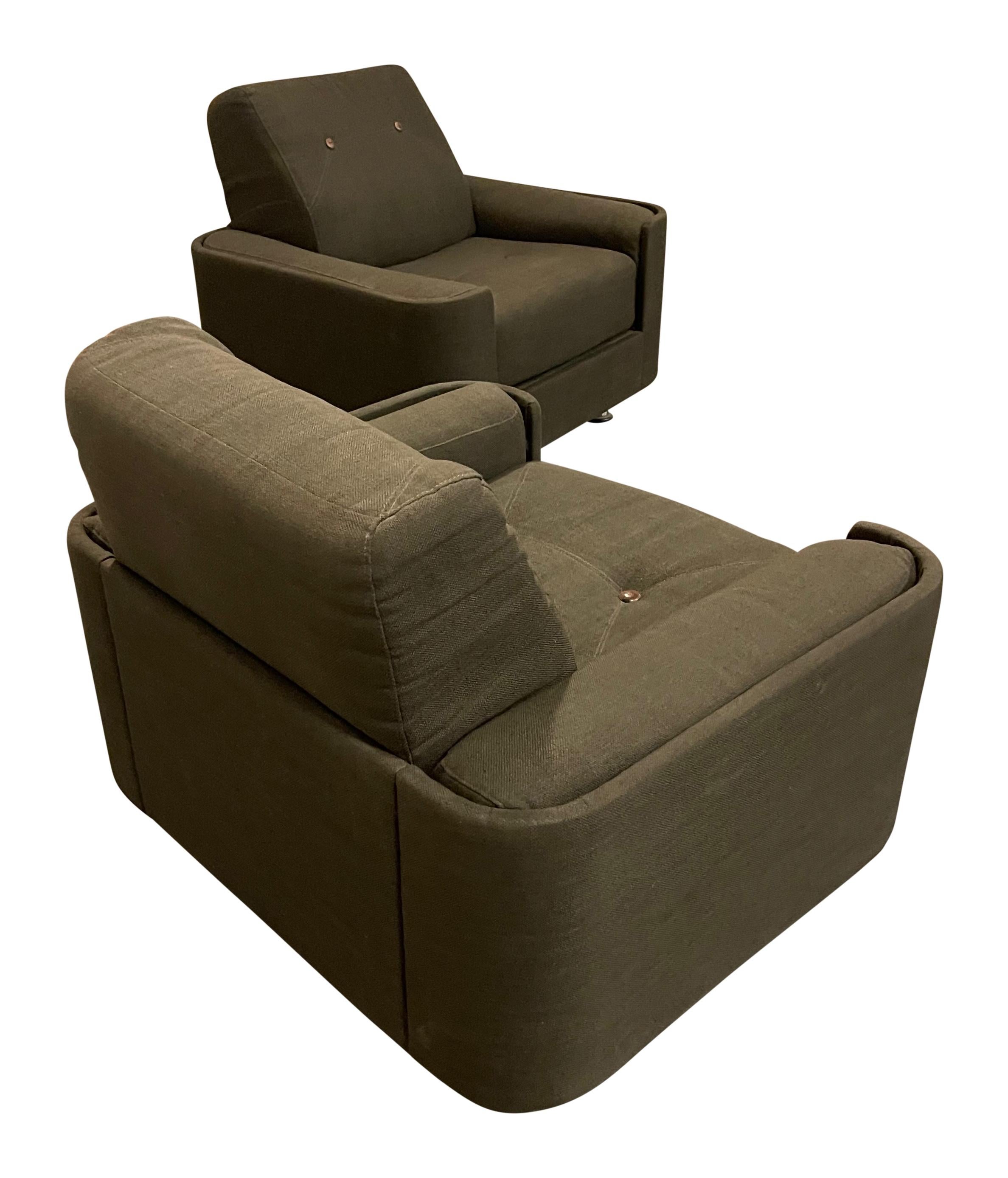 Ein Paar gepolsterte Loungesessel aus der Mitte des Jahrhunderts von dem legendären Designer Jorge Zalszupin.
Im Originalzustand mit Originalstoff.
Wunderbarer Zustand, robust und solide.

Der in Polen geborene Jorge Zalszupin zog nach dem Zweiten