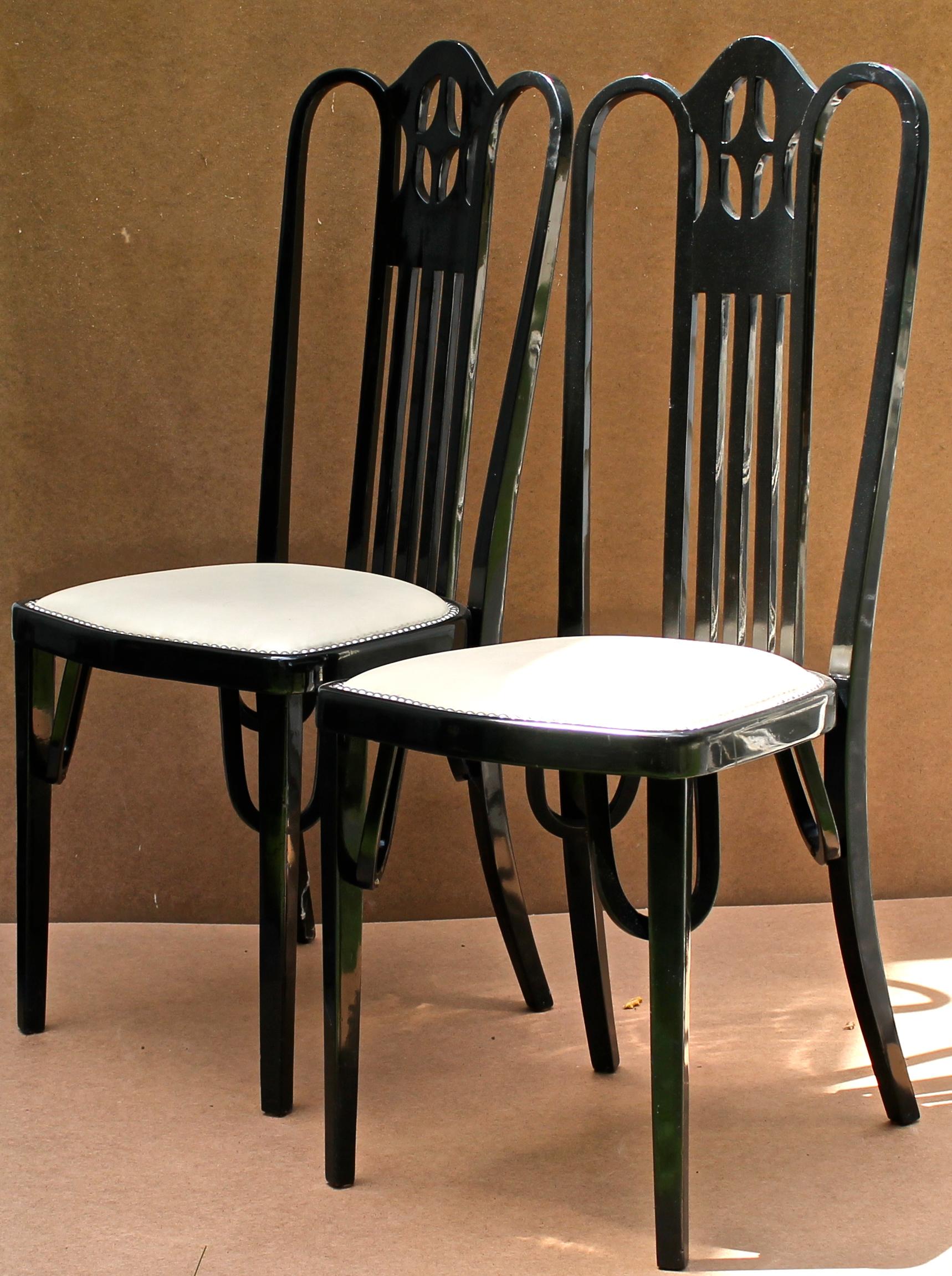 Un exemple très précoce et rare d'un design sécessionniste de J & J Kohn contenant de nombreuses caractéristiques des designs plus connus d'Hoffmann. Le plus intéressant est le traitement de la solution de soutien pour les jambes - un signe