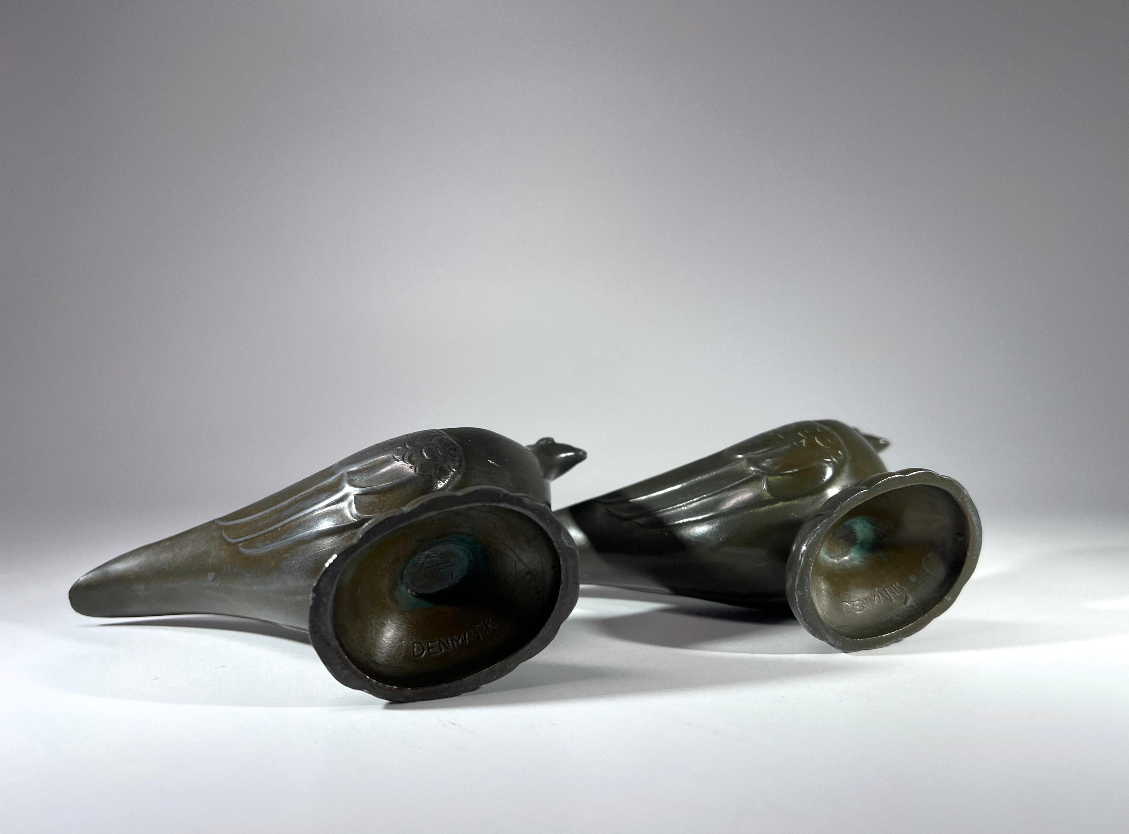 Coppia Just Andersen, Danimarca 1930 Art Deco Disko Metallo Uccello stilizzato Poggiapipe in vendita 3