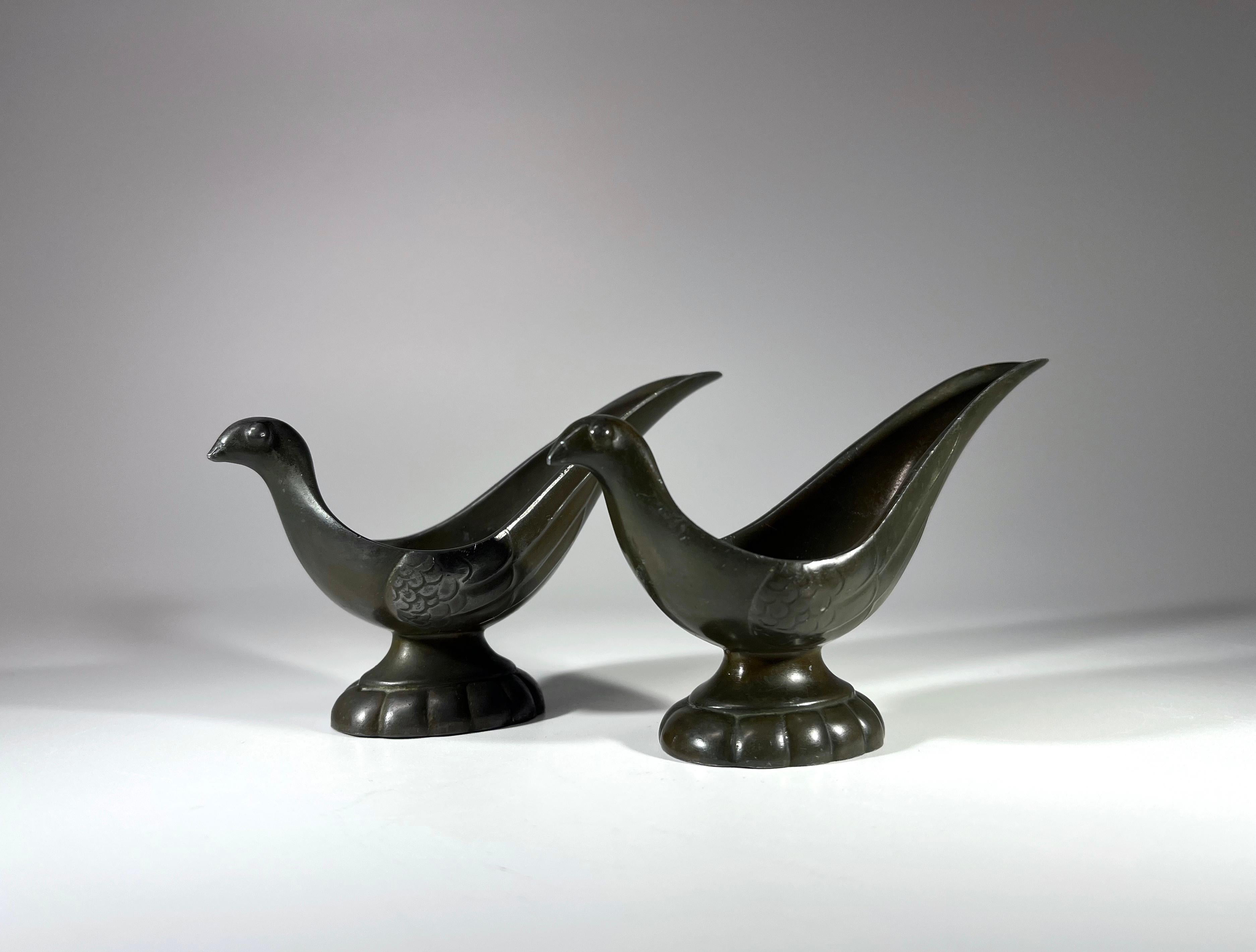 Coppia di poggiapipe Just Andersen of Denmark, Disko in metallo con uccello stilizzato
Il metallo Disko, inventato da Just Andersen combinando piombo e antimonio, è un metallo pesante.
Circa anni '30
Stampato su ogni base
Altezza 2,5 pollici,