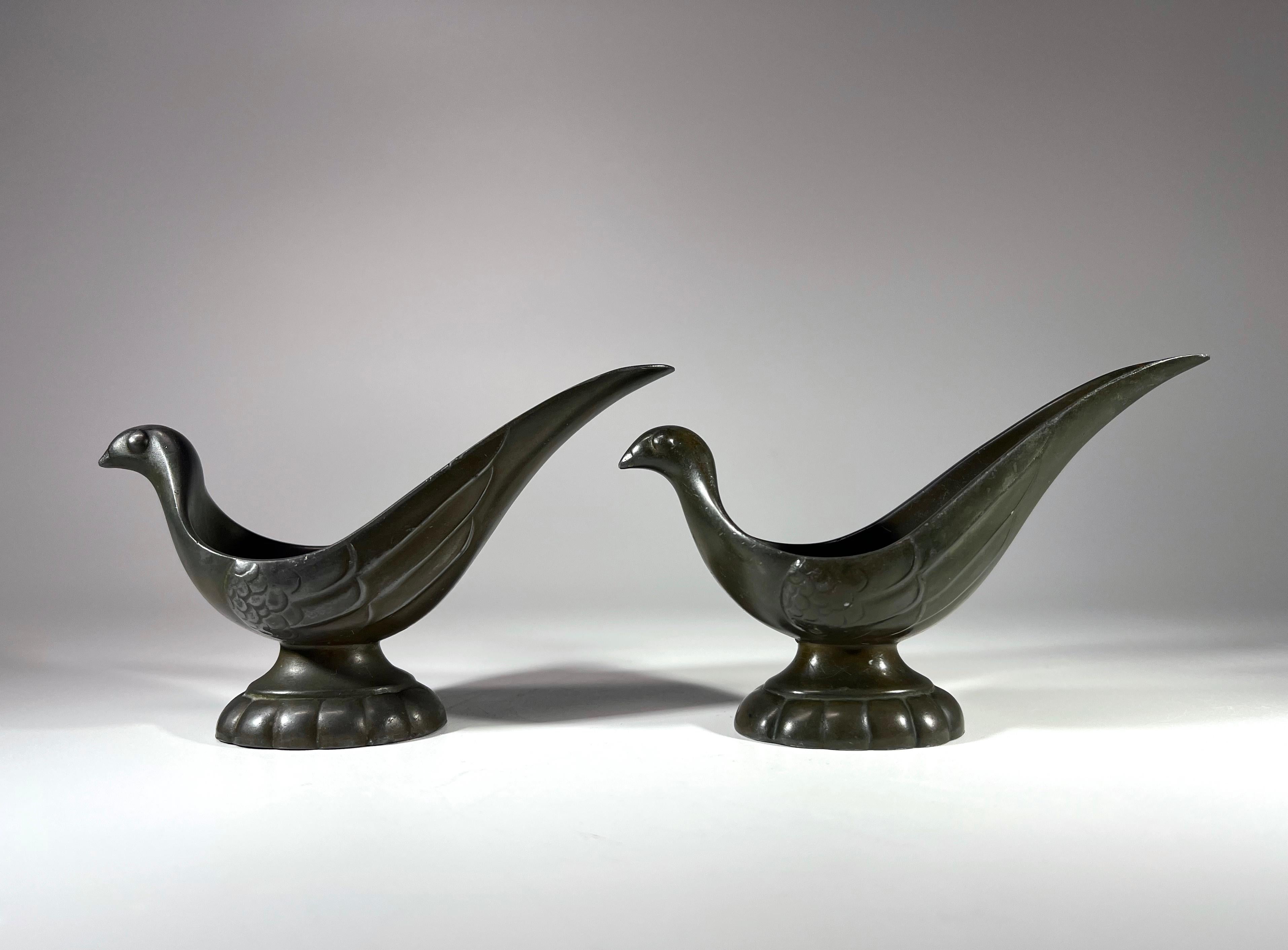 Art Déco Coppia Just Andersen, Danimarca 1930 Art Deco Disko Metallo Uccello stilizzato Poggiapipe in vendita