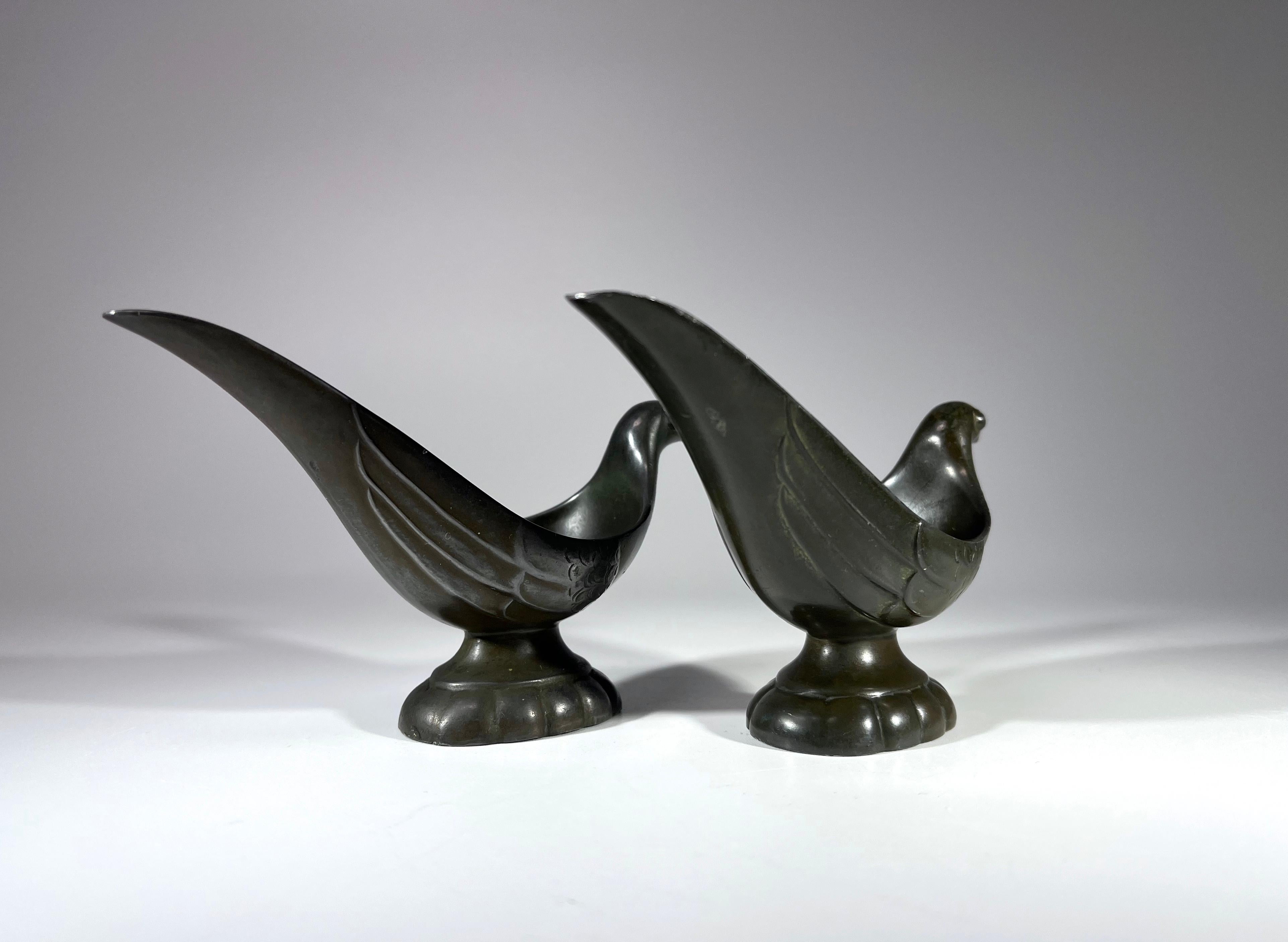 Calco Coppia Just Andersen, Danimarca 1930 Art Deco Disko Metallo Uccello stilizzato Poggiapipe in vendita