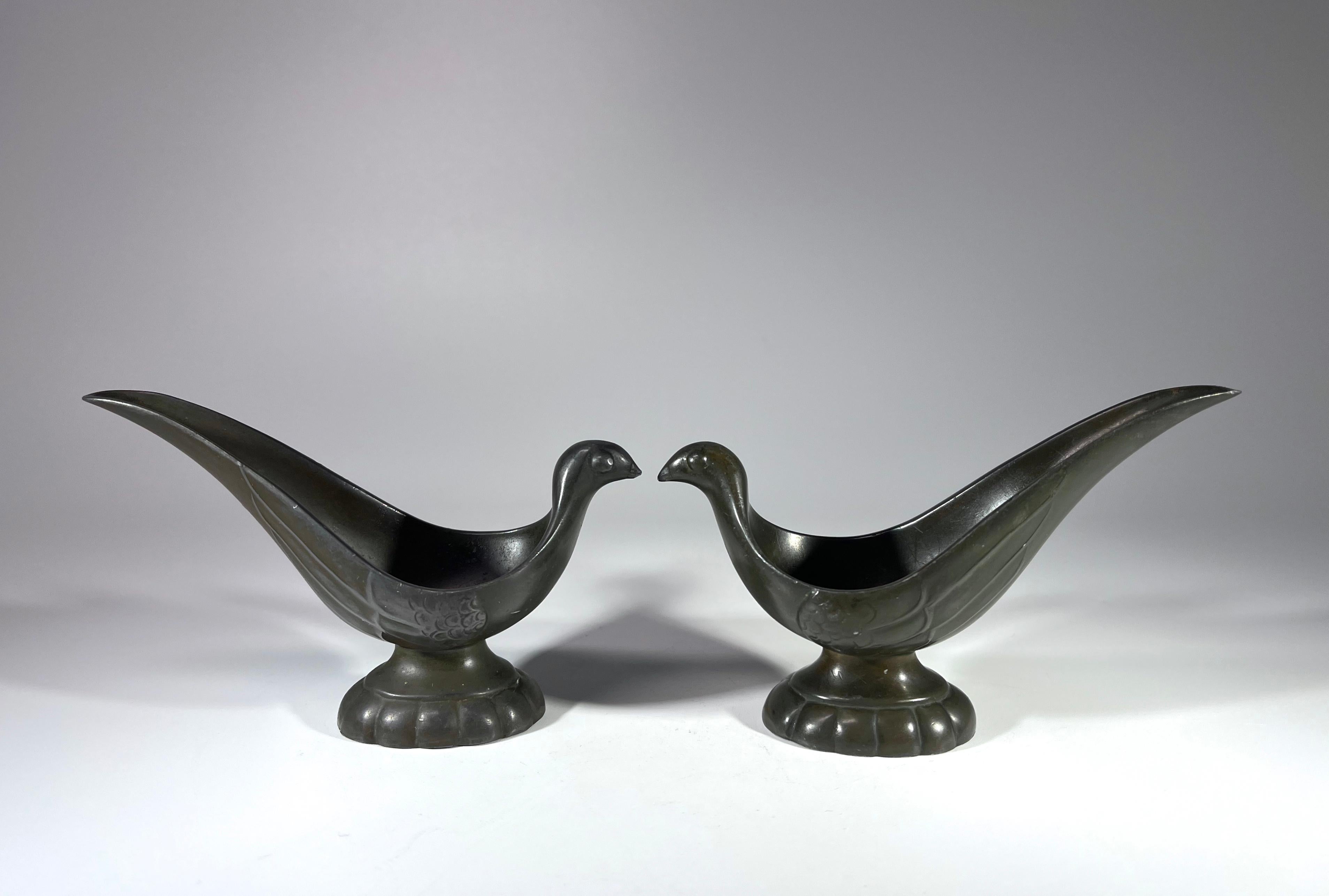 Coppia Just Andersen, Danimarca 1930 Art Deco Disko Metallo Uccello stilizzato Poggiapipe In condizioni buone in vendita a Rothley, Leicestershire