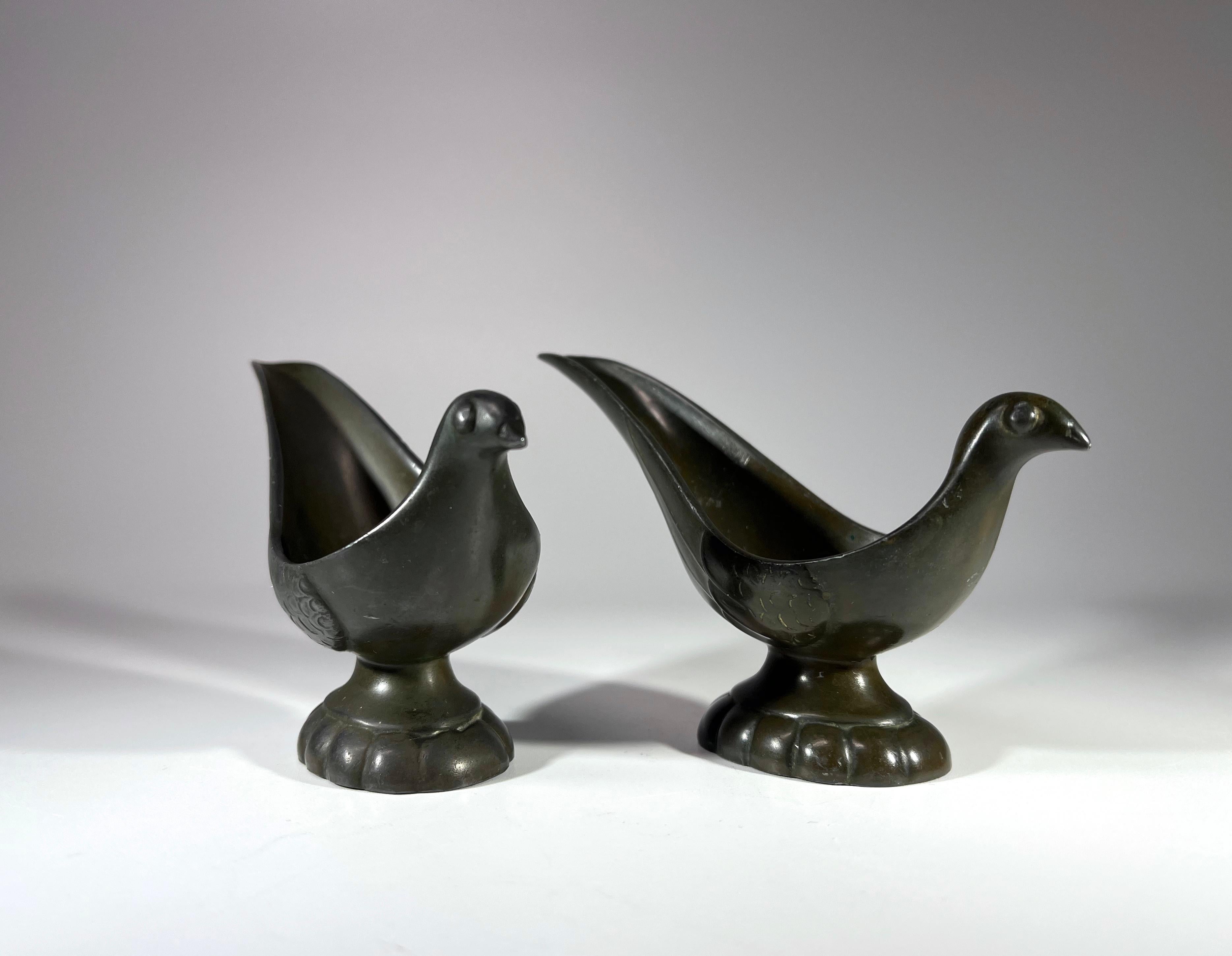 Metà XX secolo Coppia Just Andersen, Danimarca 1930 Art Deco Disko Metallo Uccello stilizzato Poggiapipe in vendita