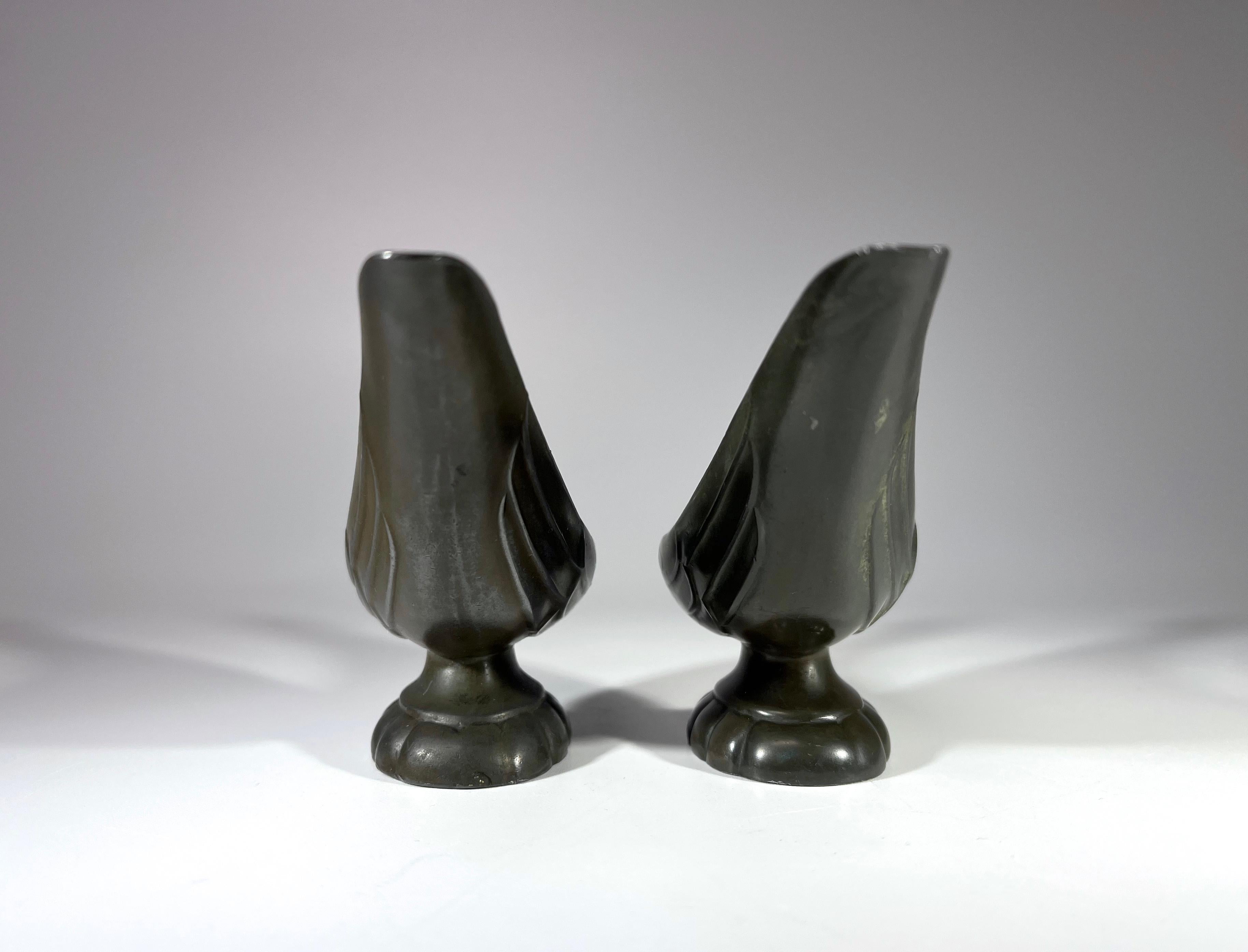 Coppia Just Andersen, Danimarca 1930 Art Deco Disko Metallo Uccello stilizzato Poggiapipe in vendita 1
