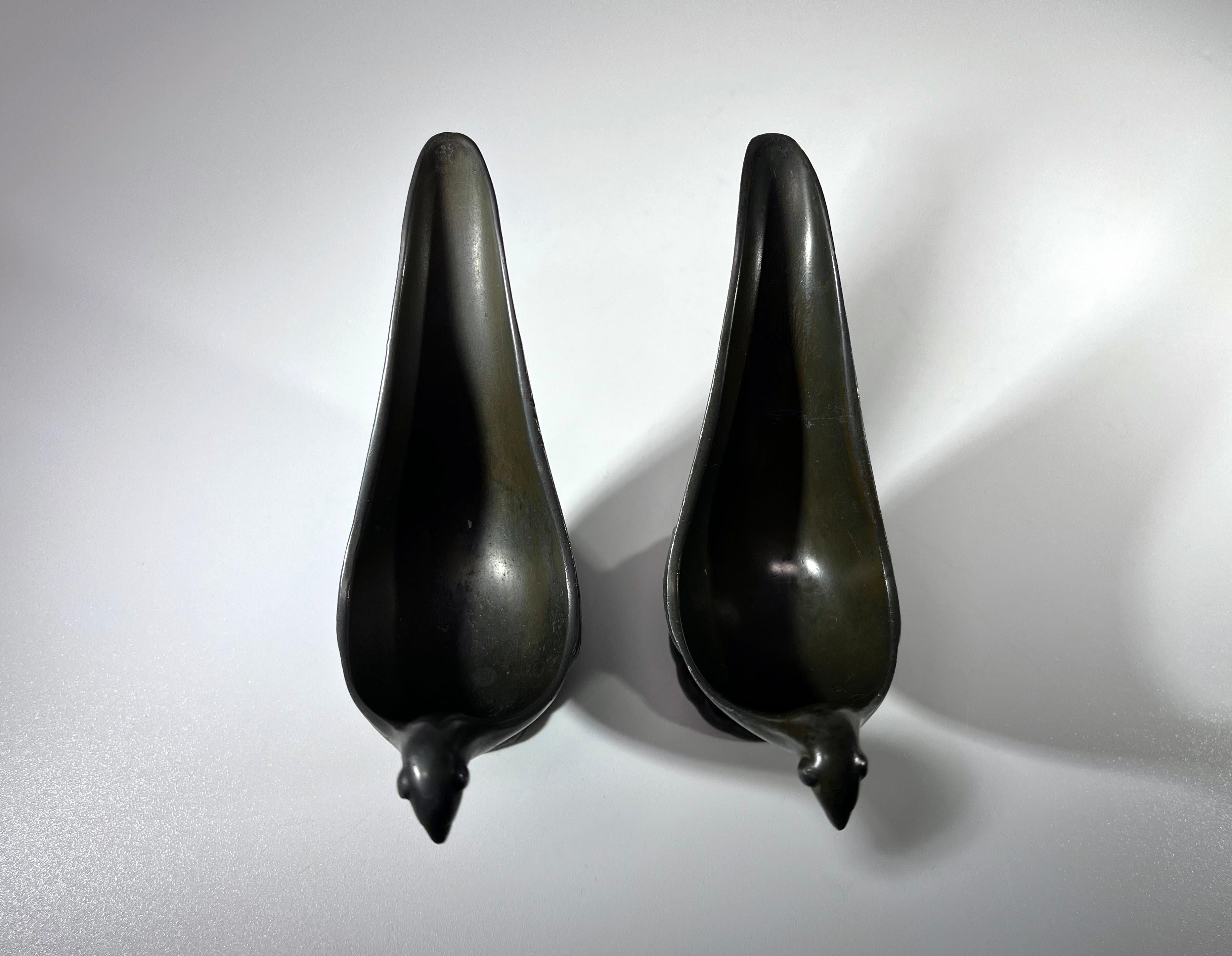 Coppia Just Andersen, Danimarca 1930 Art Deco Disko Metallo Uccello stilizzato Poggiapipe in vendita 2