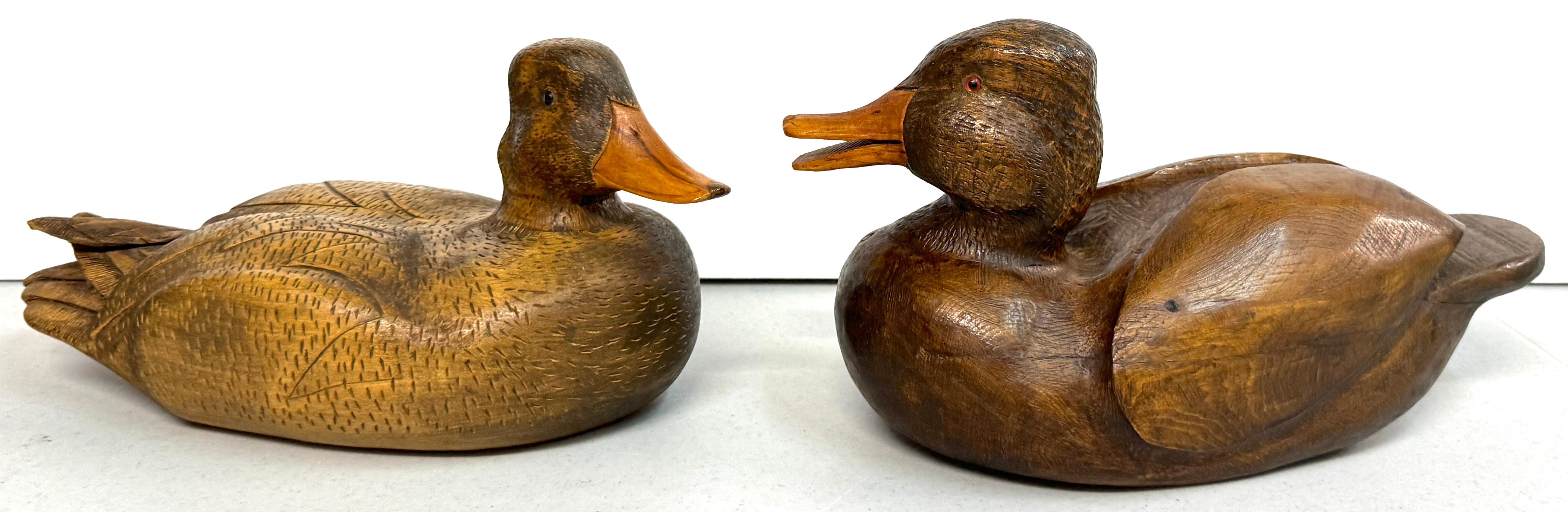 Par de J.W. Señuelos de pato Reynolds, Chicago, Siglo XX

Madera tallada a mano Ojos de cristal Firmado 