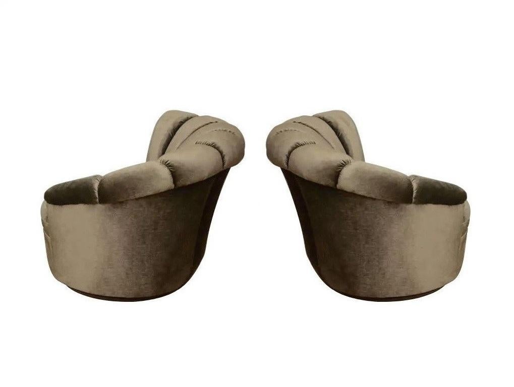 Paire de chaises pivotantes Nautilus à dossier cannelé de style Kagan en vente 6