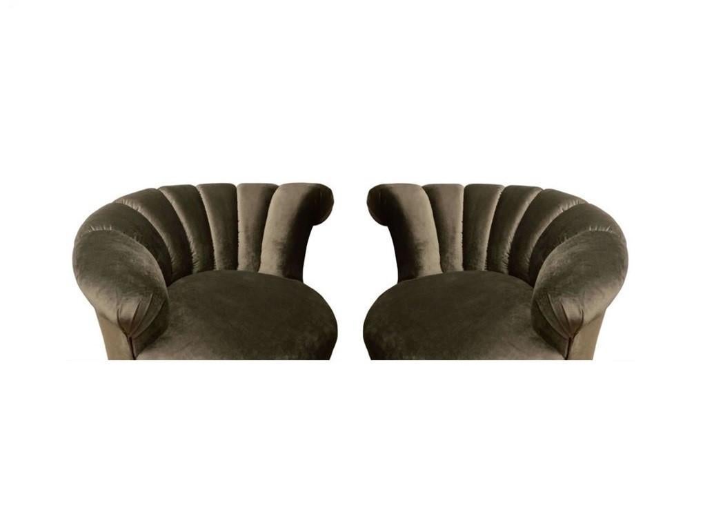 Américain Paire de chaises pivotantes Nautilus à dossier cannelé de style Kagan en vente