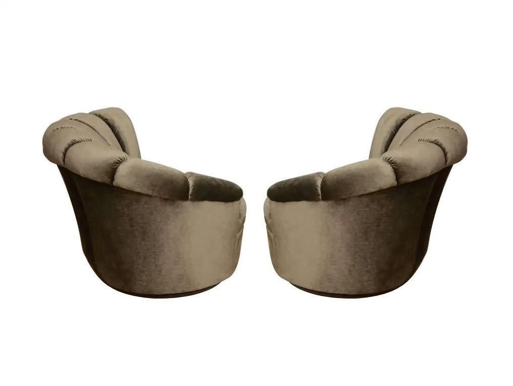 Paire de chaises pivotantes Nautilus à dossier cannelé de style Kagan en vente 1