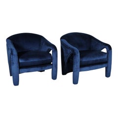Paire de chaises longues sculpturales en velours bleu par Weiman