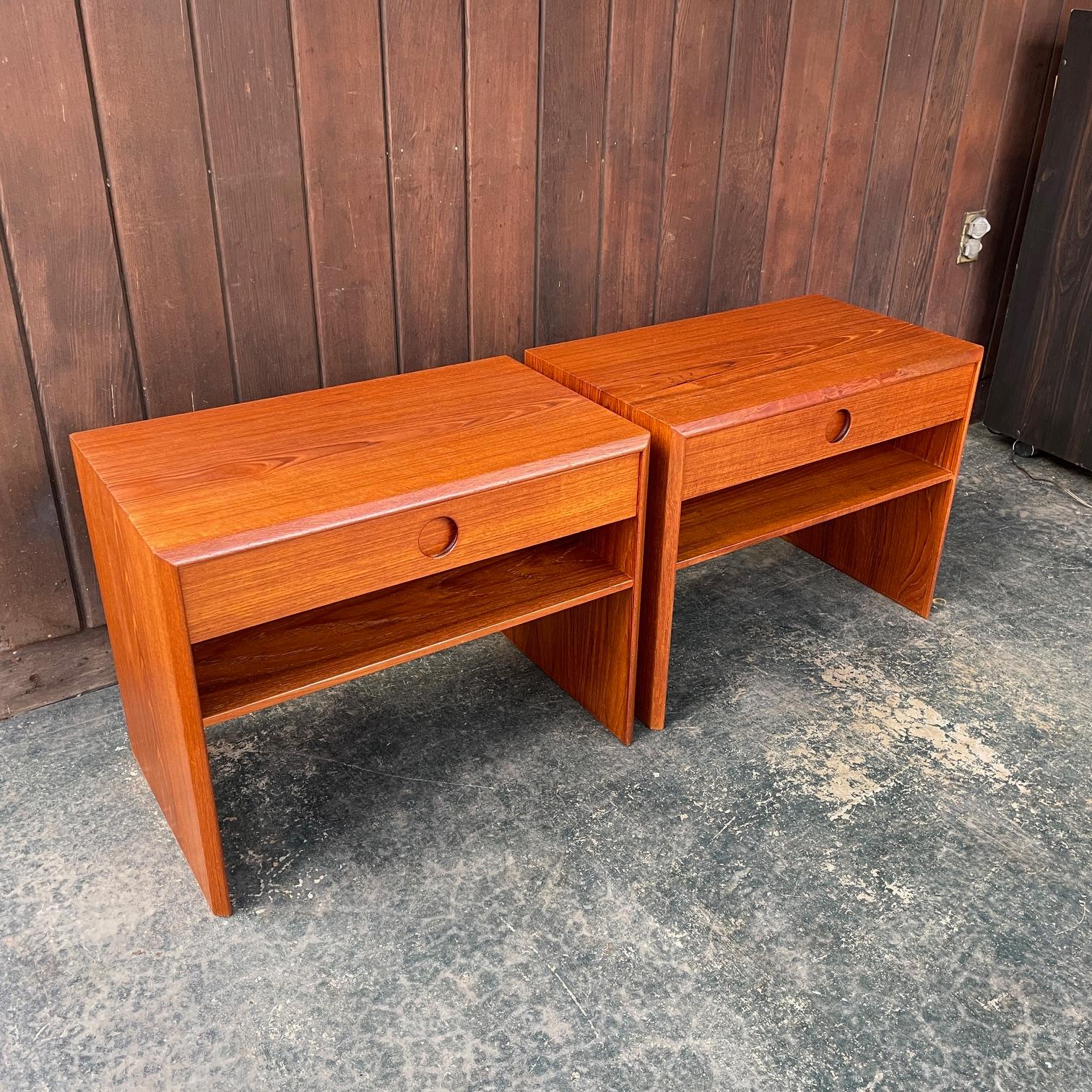 Paire de tables d'appoint en teck de la société danoise Vildbjerg Møbelfabrik par Kai Kristiansen. Ces tables d'appoint comportent chacune un tiroir et une étagère. Parfaites comme tables de nuit ou autres côtés d'un canapé.  Marques de fabrique