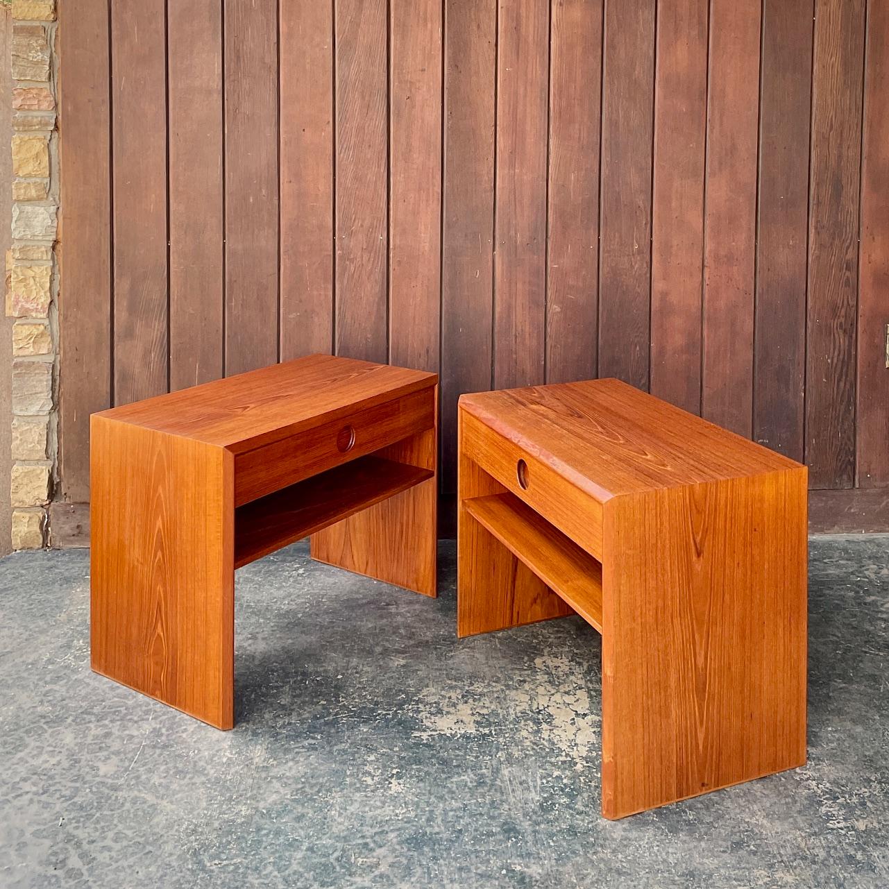 Placage Paire de tables de nuit danoises en teck Kai Kristiansen des années 1970 Vildbjerg Mobelfabrik en vente